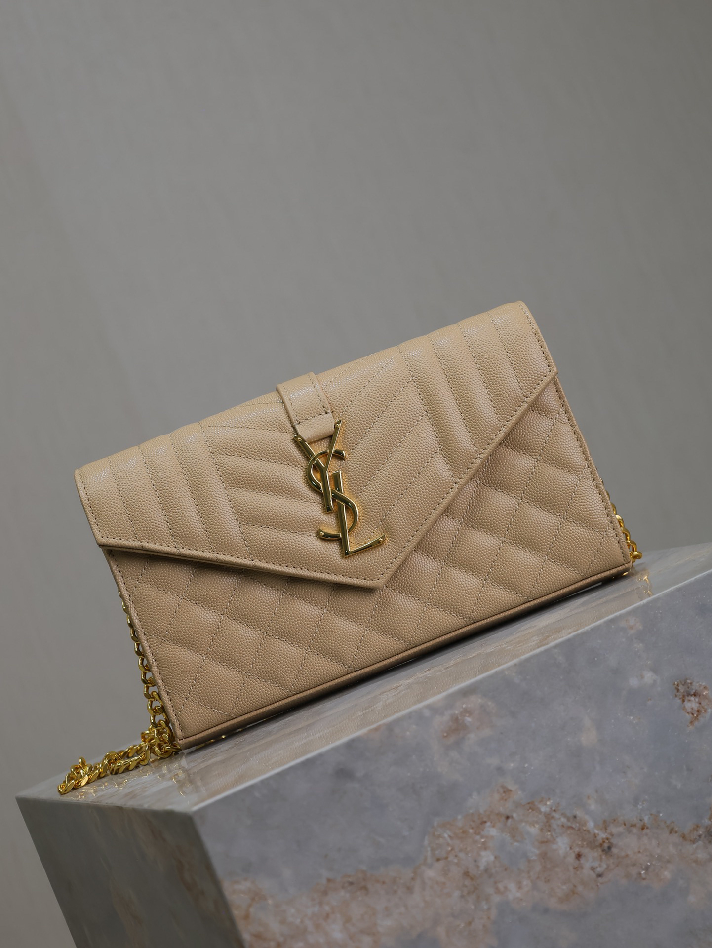 [TOP] Yves Saint Laurent YSL Envelope Bag Cowhide 22.5x14x4cm - Apricot & GHW - 711 Luxury
