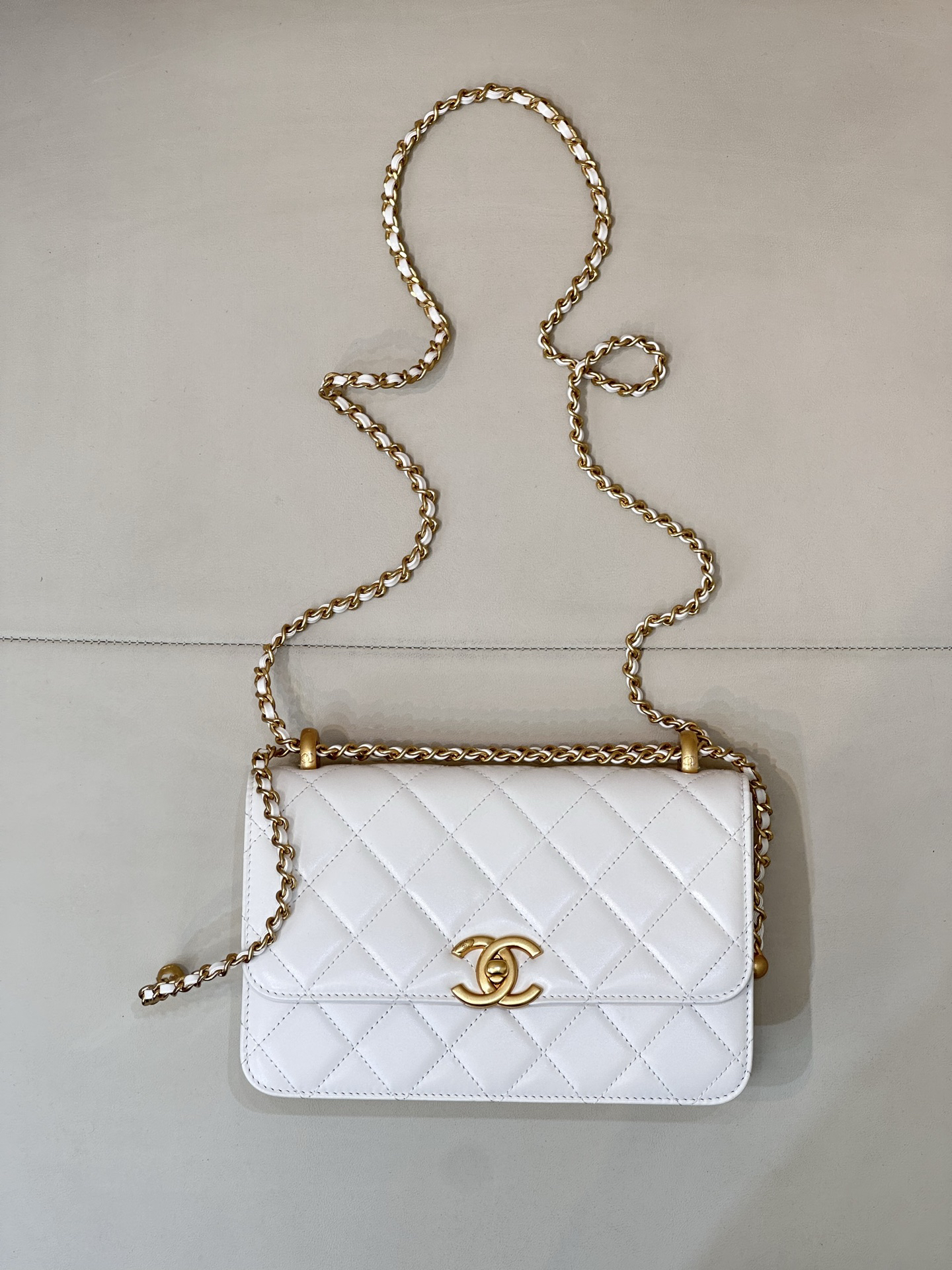 [TOP] CHANEL WOC Chain Bag Cowhide 22x14.5x8cm - White - 711 Luxury