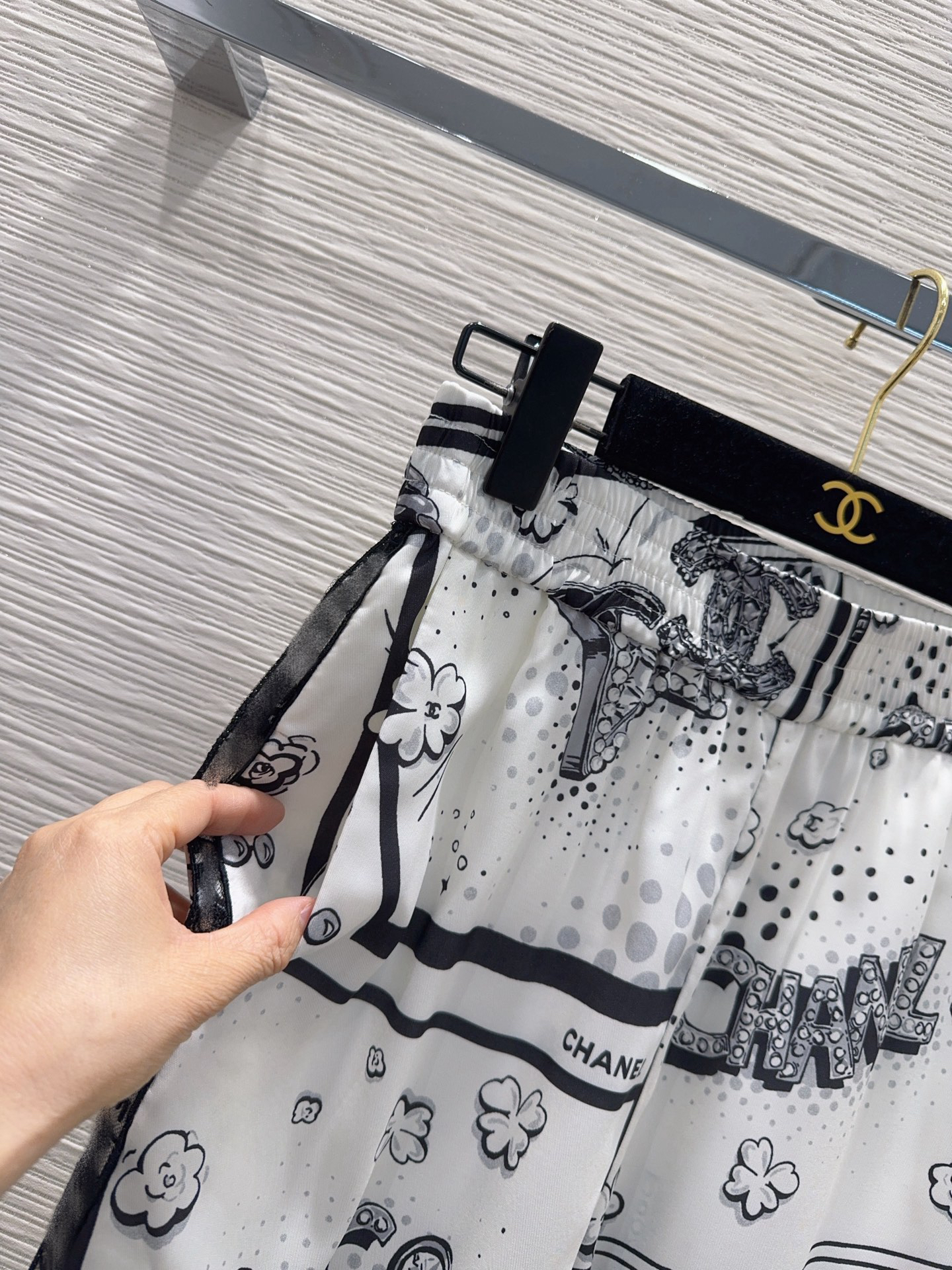 [TOP] CHANEL Long-Sleeve Shirt + Trousers Suit - White