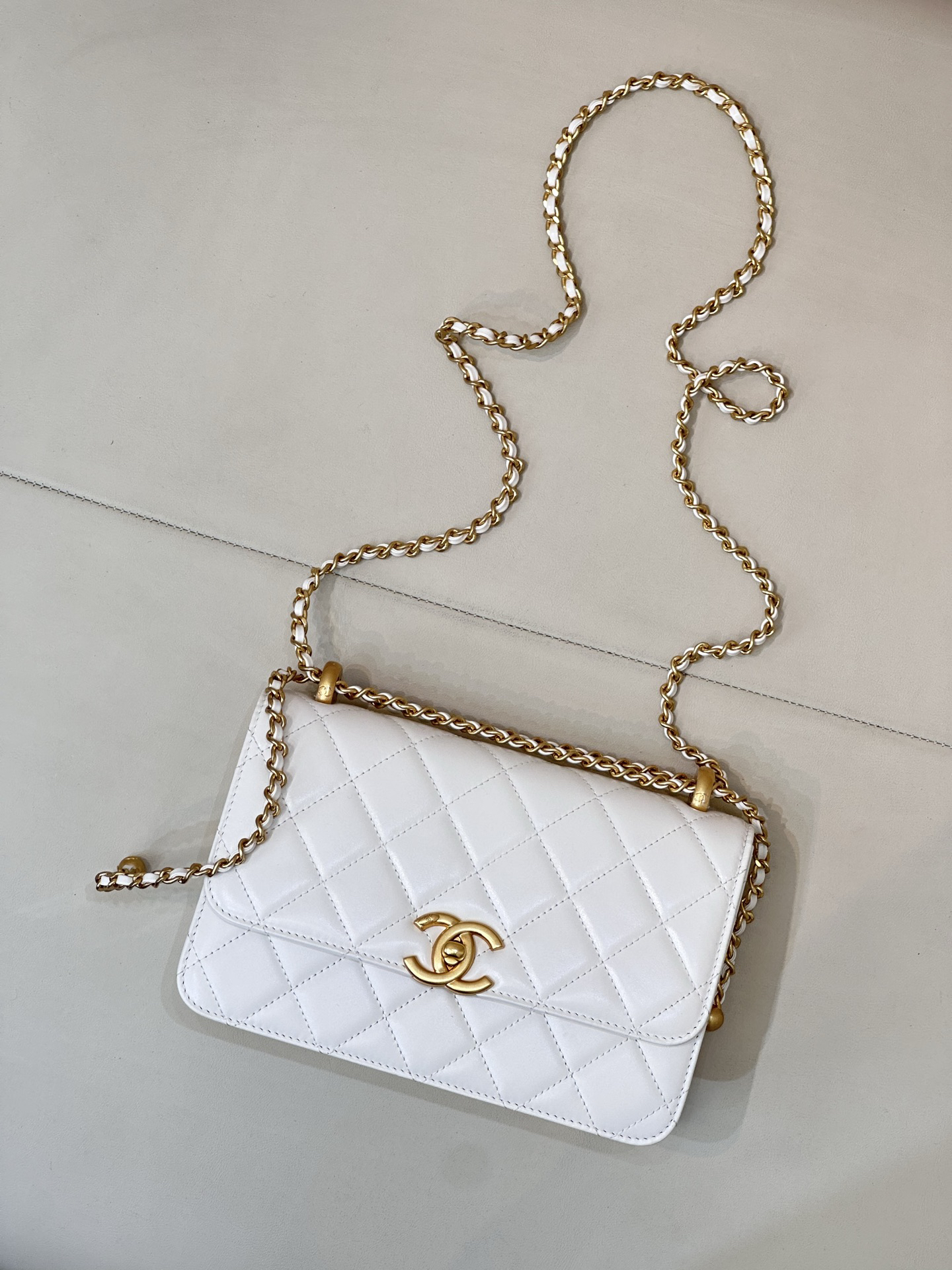 [TOP] CHANEL WOC Chain Bag Cowhide 22x14.5x8cm - White - 711 Luxury