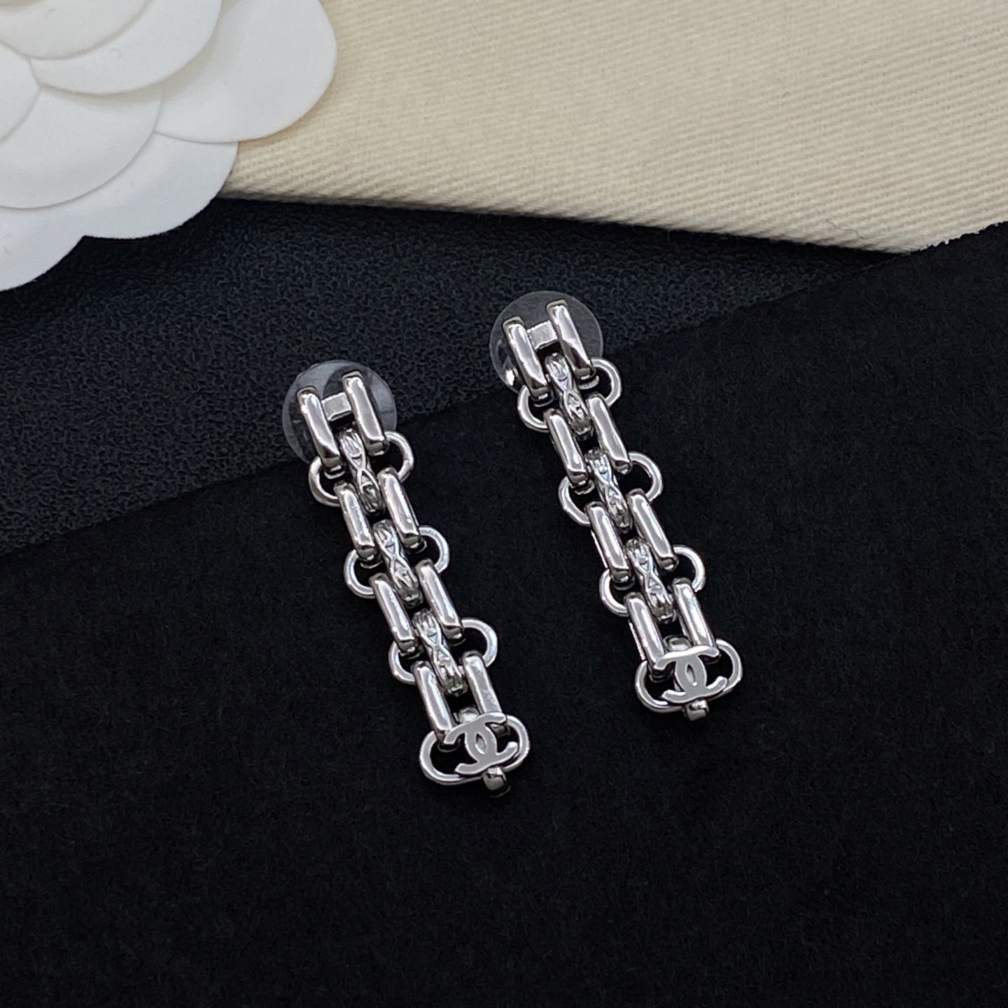[TOP] CHANEL Earrings - Silver - 711 Luxury