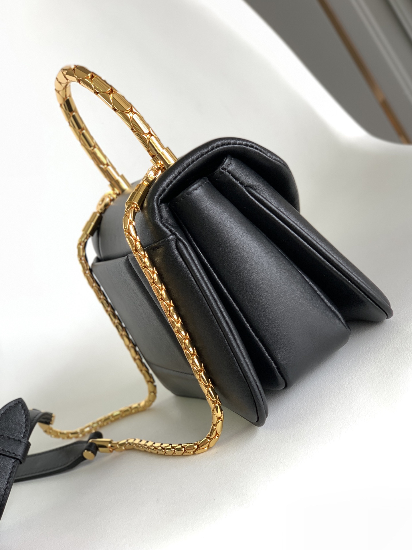 [TOP] BVLGARI Serpenti Reverse Bag Calfskin 20x14x10cm - Black