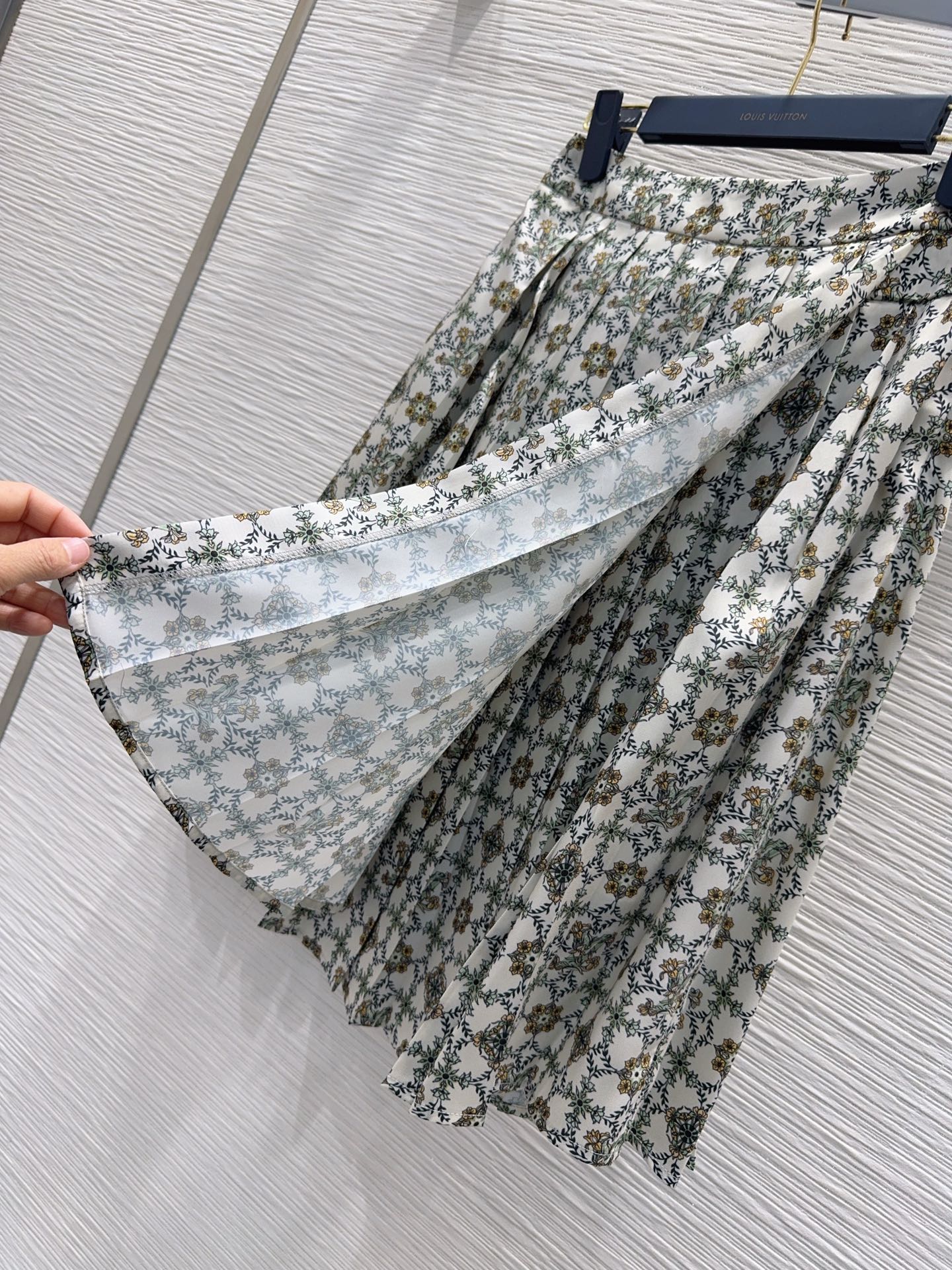 [TOP] Louis Vuitton LV Lavallière Blouse + Monogram Pleat Skirt