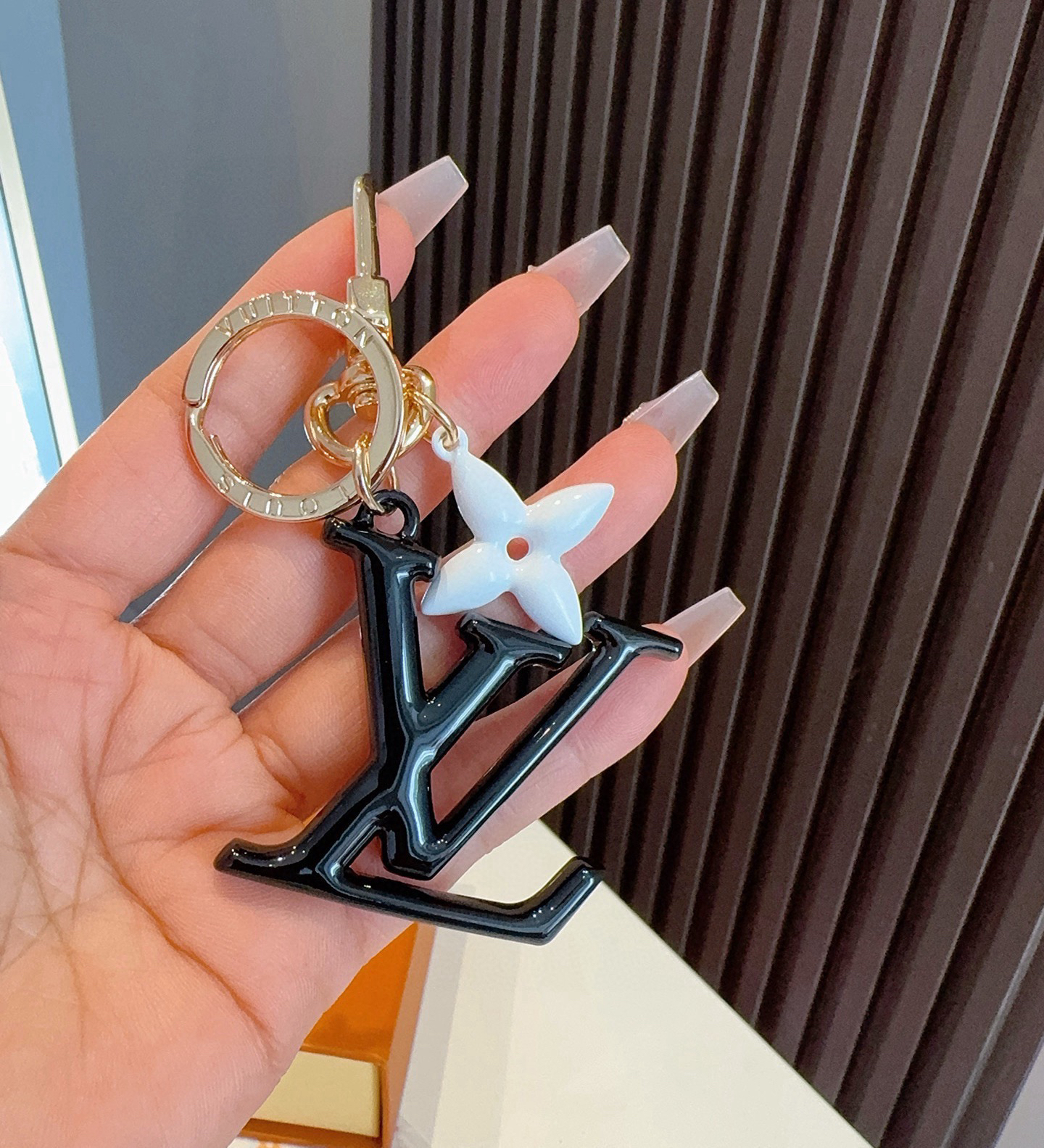 [TOP] Louis Vuitton LV Keychain - Black - 711 Luxury