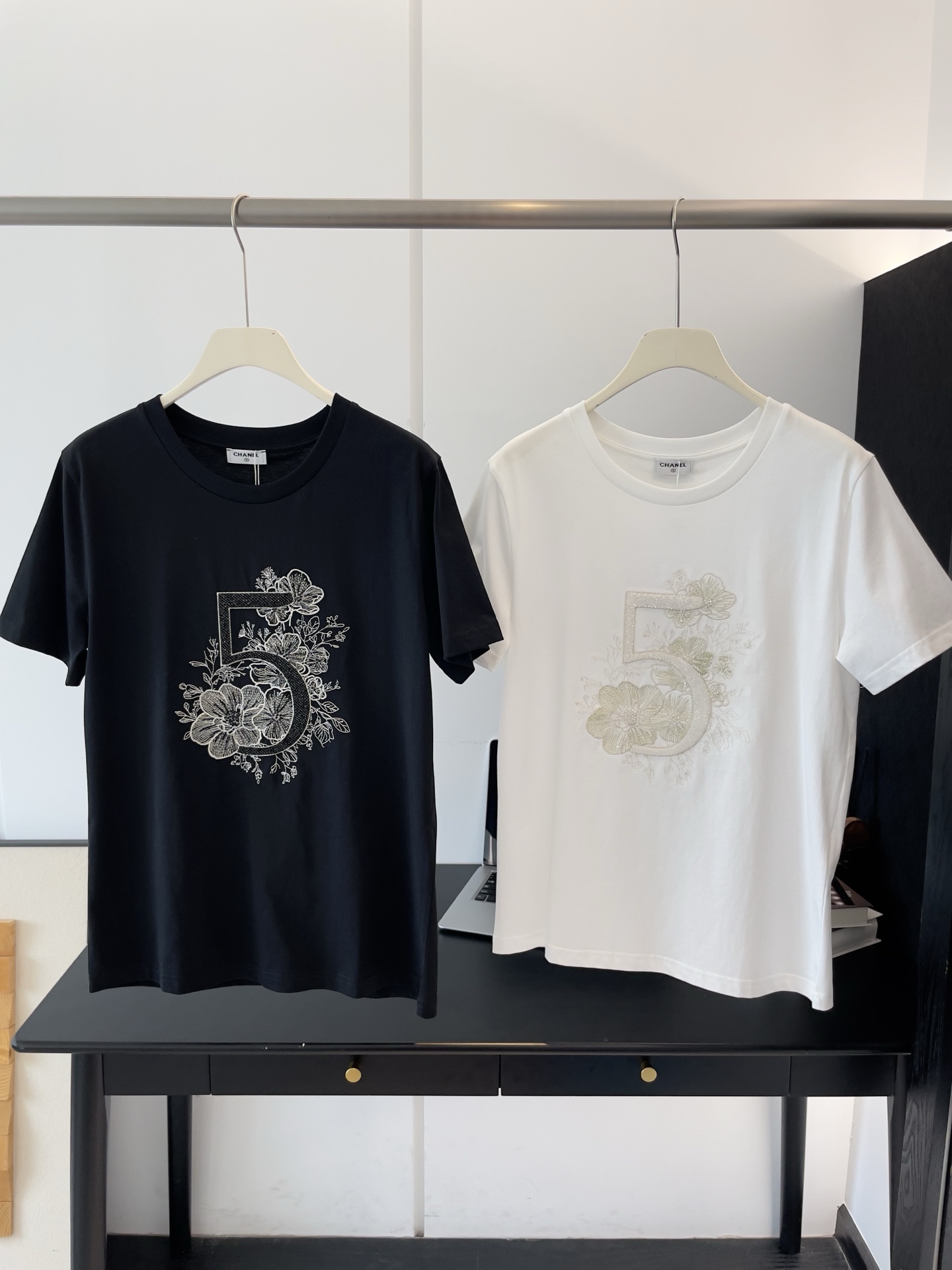 [TOP] CHANEL T-shirt - 2 Colors - 711 Luxury