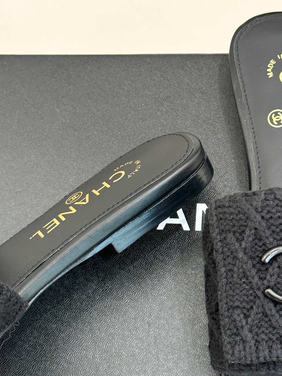 [TOP] CHANEL Flat Sandals - Black