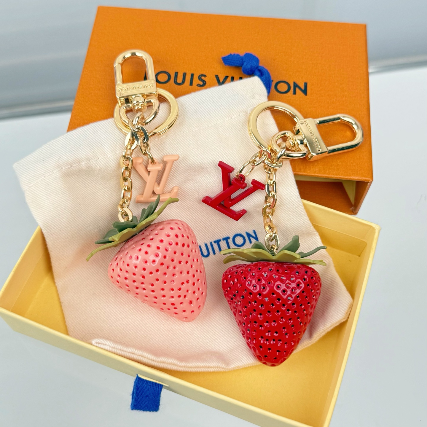 [TOP] Louis Vuitton LV Strawberry Key Chain  - 2 Colors