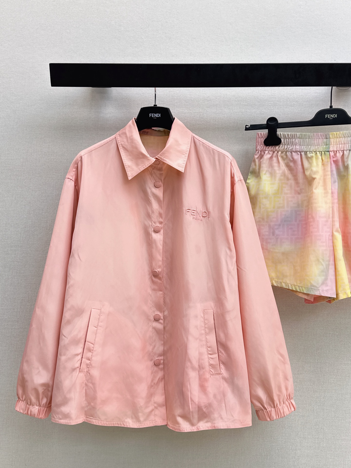 [TOP] FENDI Gradient Color FF Print Collared Shirt + Shorts Set - Pink