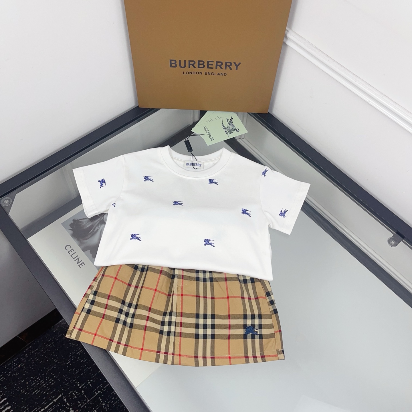 Burberry Girls White All Over Equestrian Knight Print Cotton T-Shirt & Vintage Check Elastic Waist Skort 2 Piece Matching Set Sizes 90-130