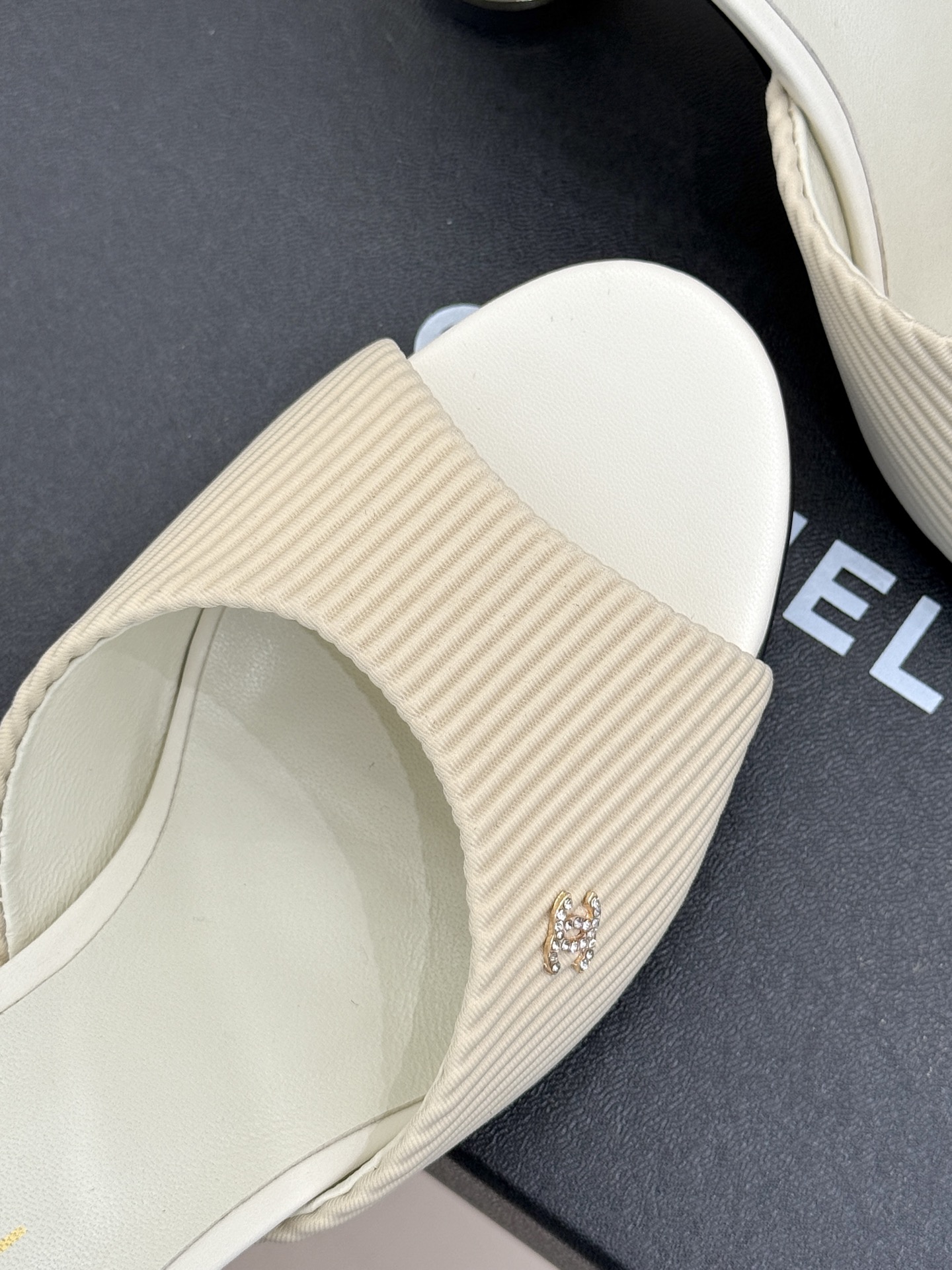 [TOP] CHANEL High-heeled Sandals - White