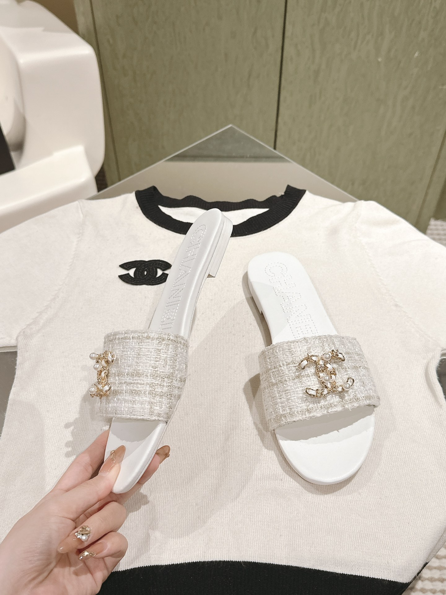 [TOP] CHANEL Flat Sandals - White