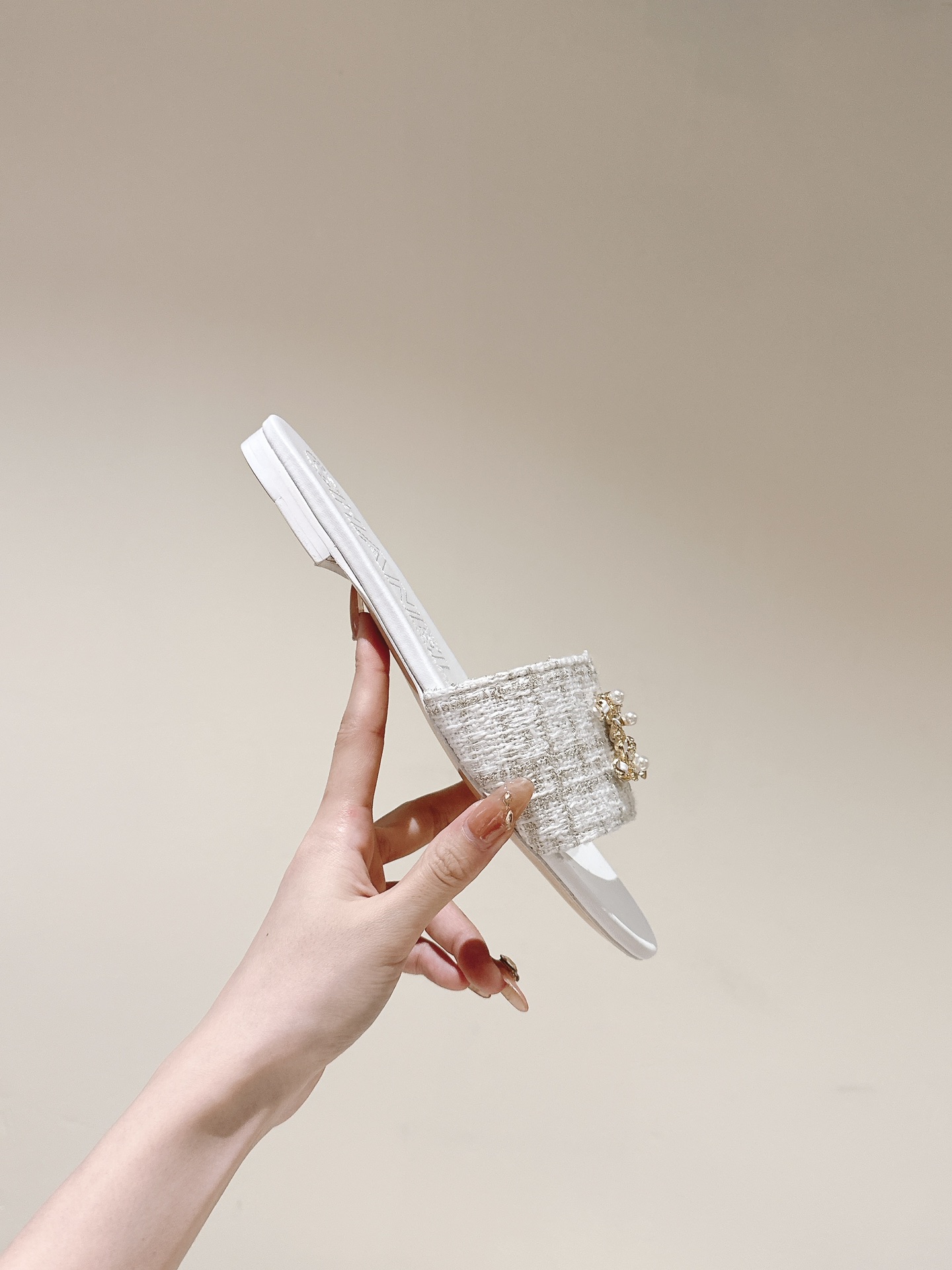 [TOP] CHANEL Flat Sandals - White