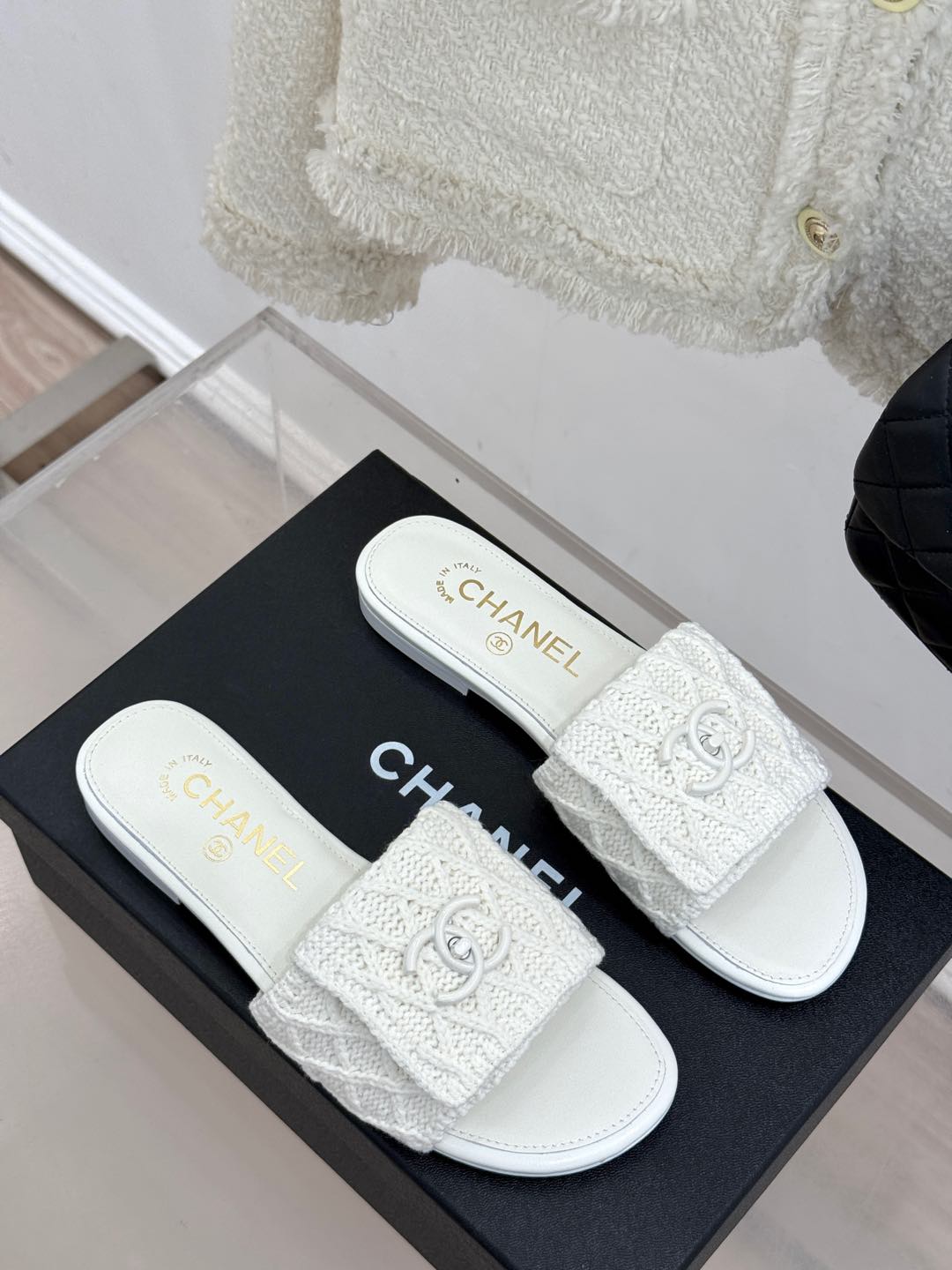 [TOP] CHANEL Flat Sandals - White