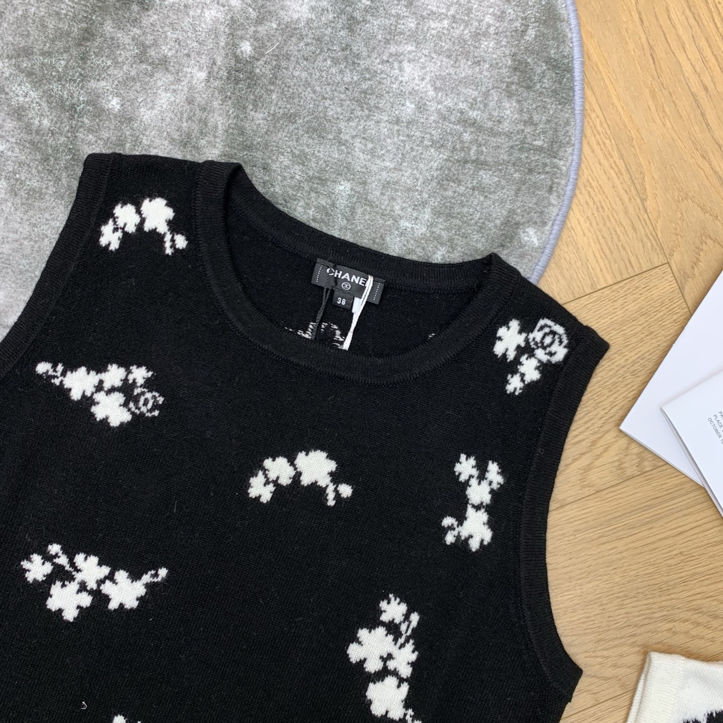 [TOP] CHANEL Knitted Vest - 2 Colors