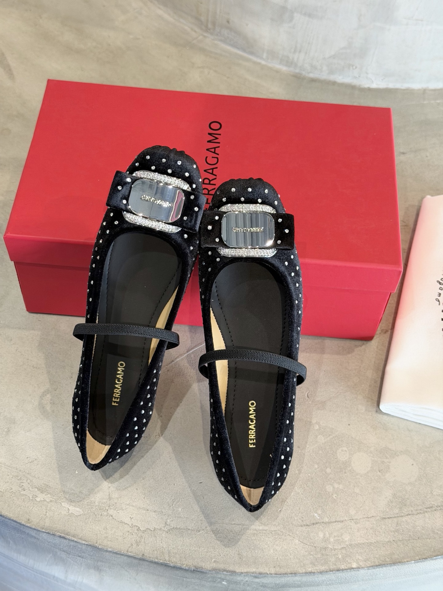 [TOP] Ferragamo Flats - Black - 711 Luxury