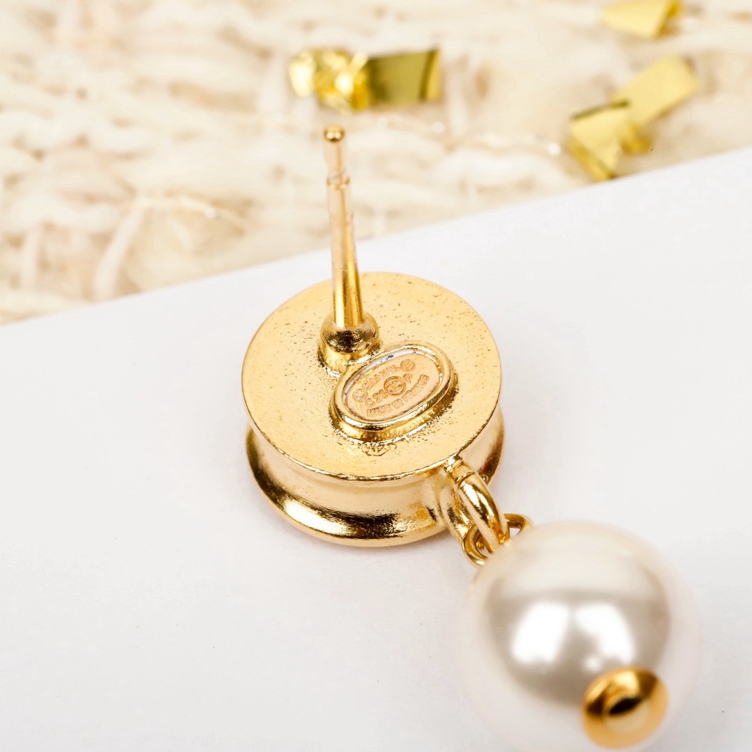 [TOP] CHANEL Earrings - Gold