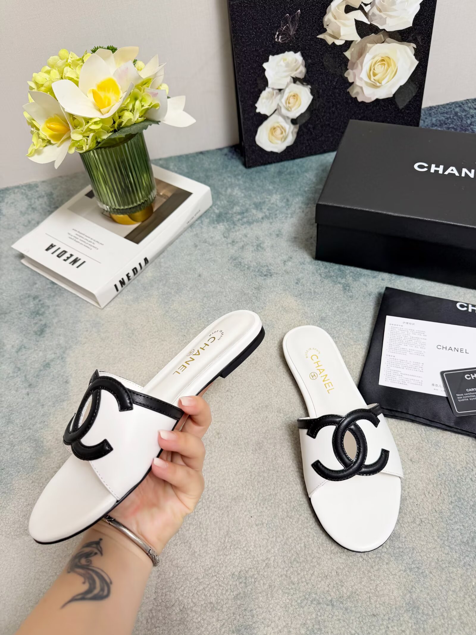 [TOP] CHANEL CC Slippers Cowhide - White - 711 Luxury