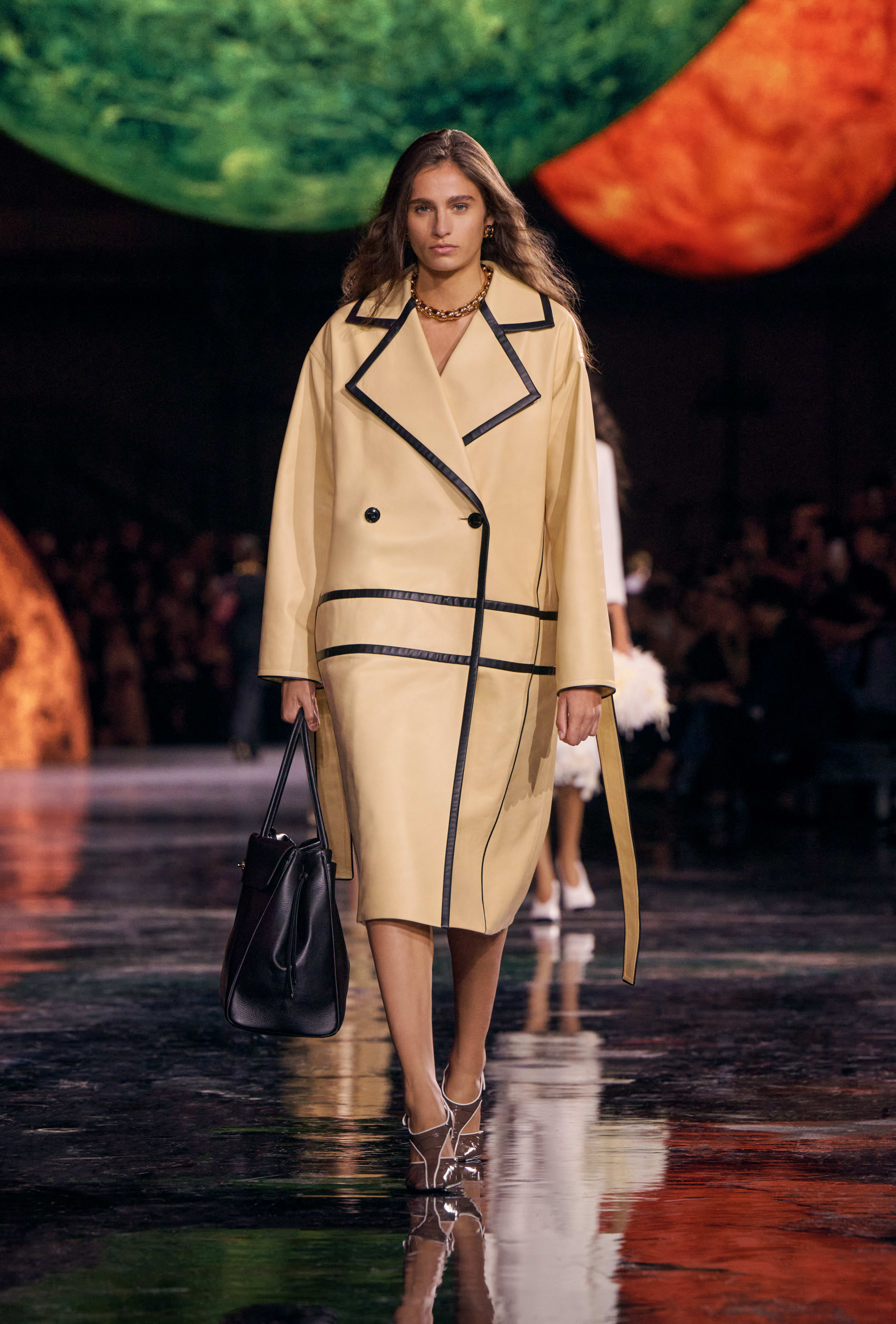 CHANEL Large Tote Grained Calfskin Gold-tone Metal Black #378547