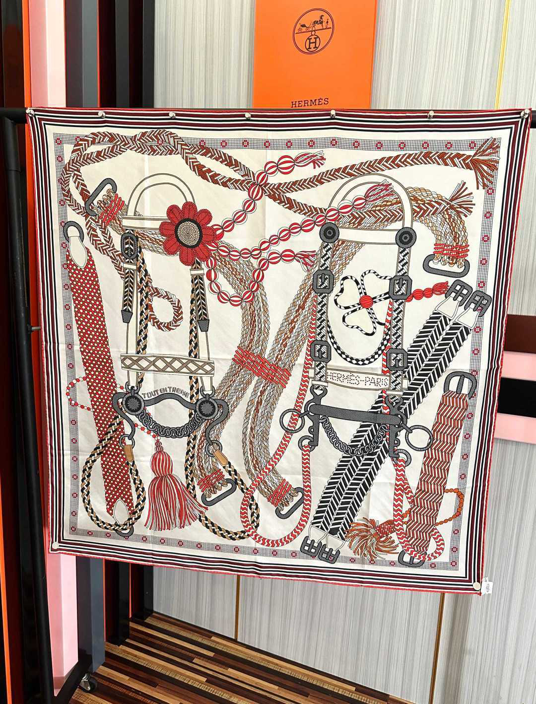 [TOP] HERMES Scarf 90x90cm - Red and Beige - 711 Luxury