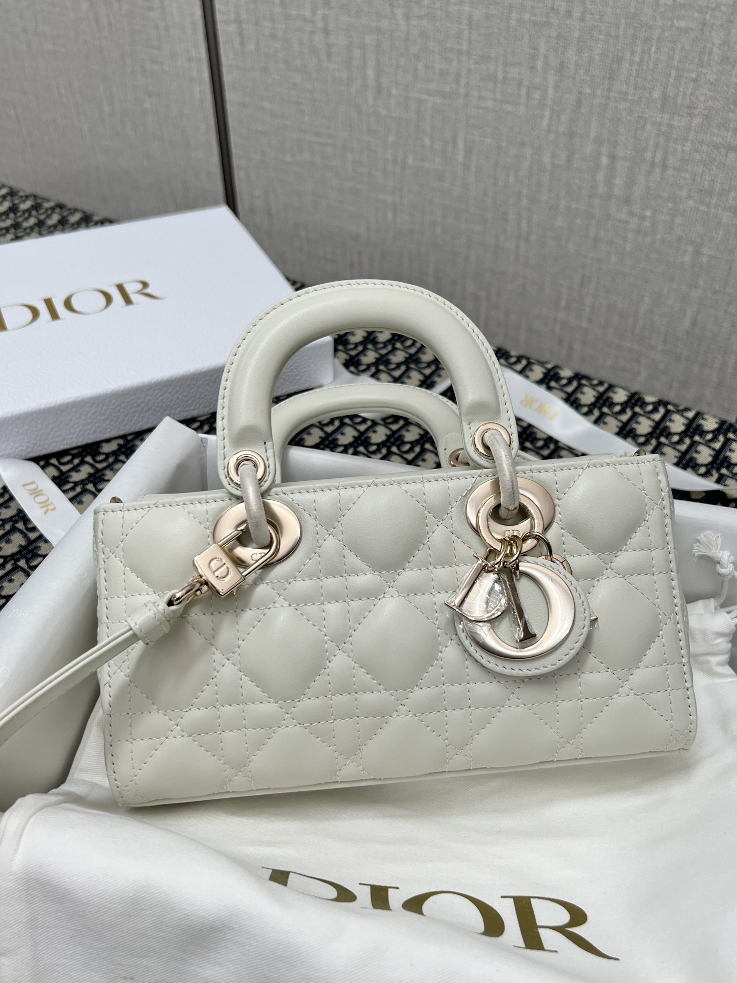 [TOP] Christian Dior Lady D-Joy Bag Lambskin 22x12x6cm - White
