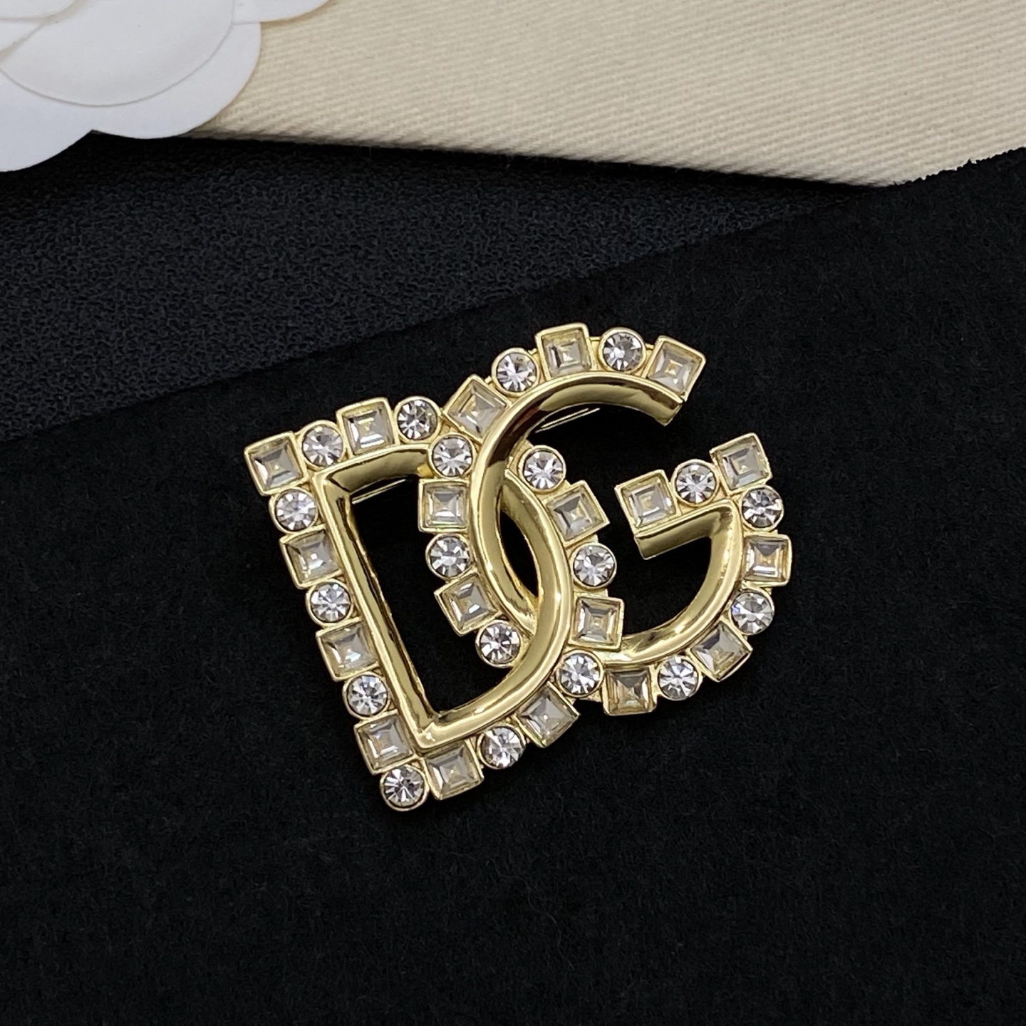 [TOP] Dolce & Gabbana D&G Brooch - Gold - 711 Luxury