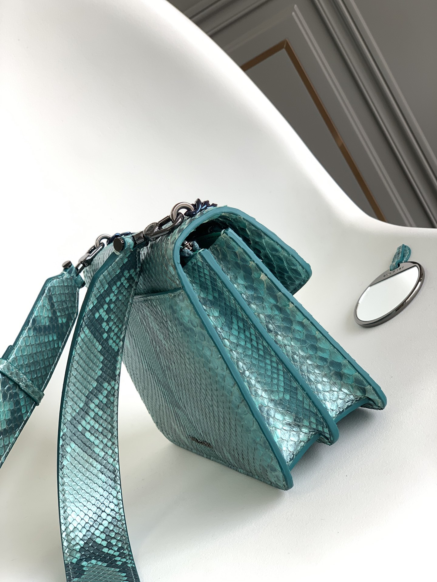 [TOP] BVLGARI Serpenti Forever Maxi Chain Bag Python Skin 25x17x8cm - Blue