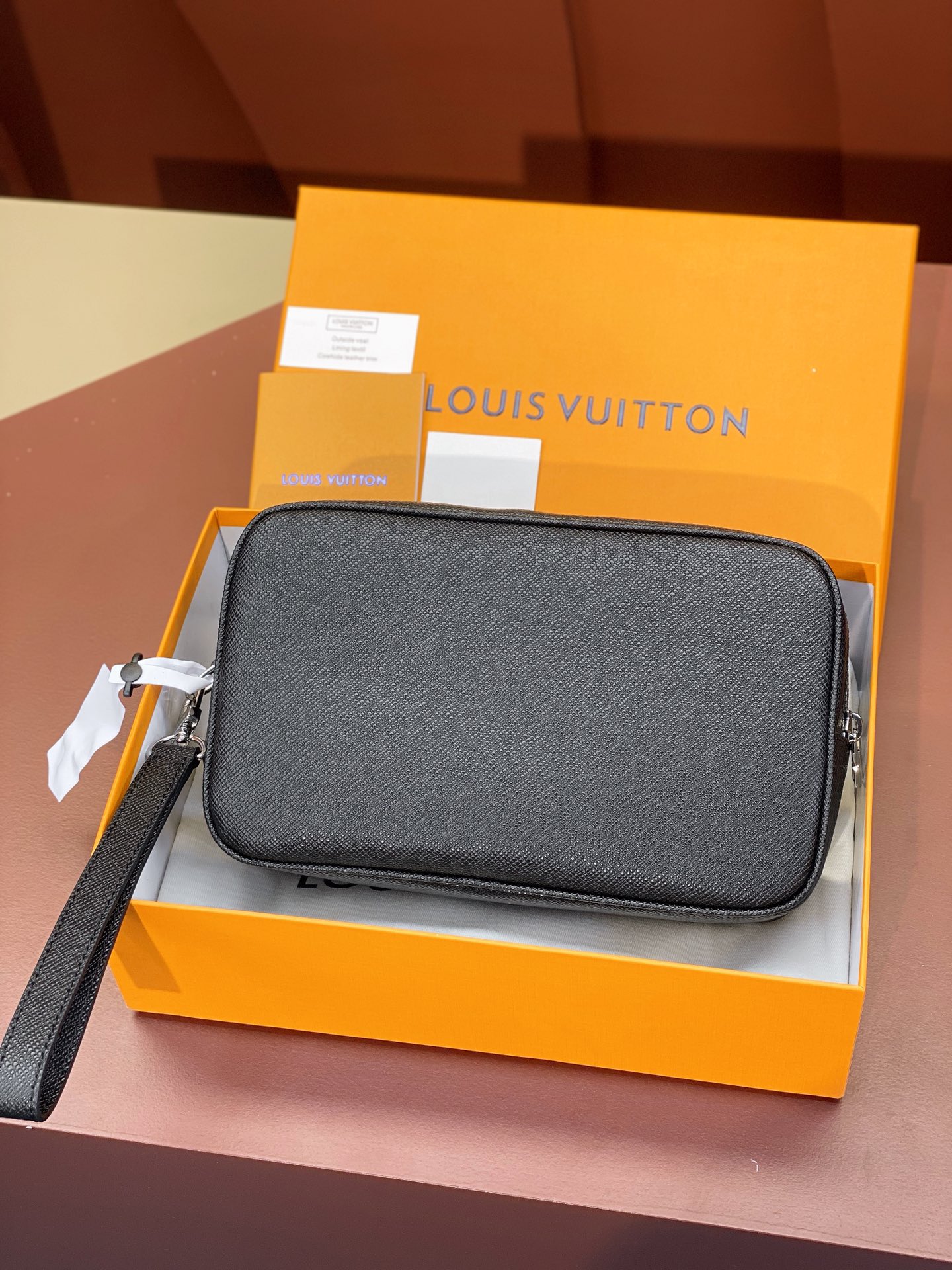 [TOP] Louis Vuitton LV Kasai Bag 25x15.5x6.5cm Taïga Leather - Black