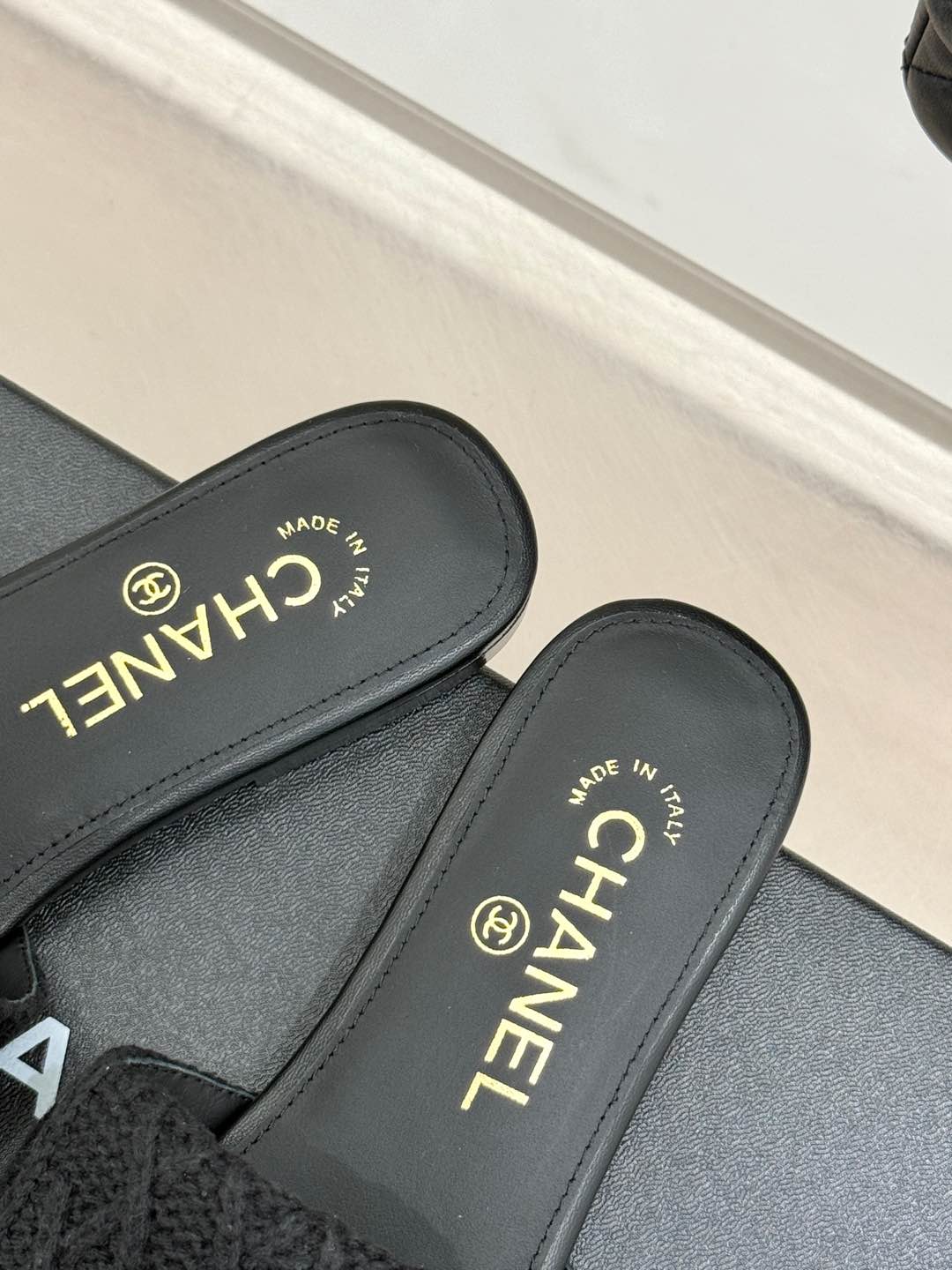 [TOP] CHANEL Flat Sandals - Black