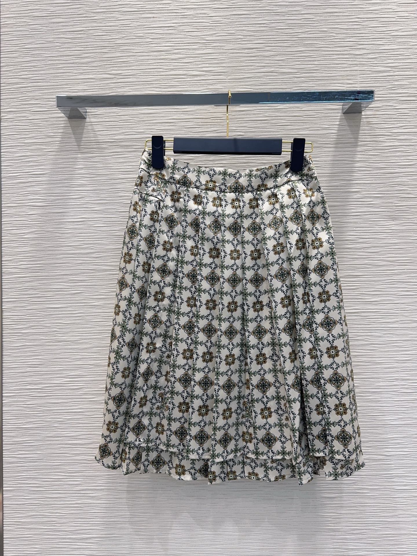 [TOP] Louis Vuitton LV Lavallière Blouse + Monogram Pleat Skirt