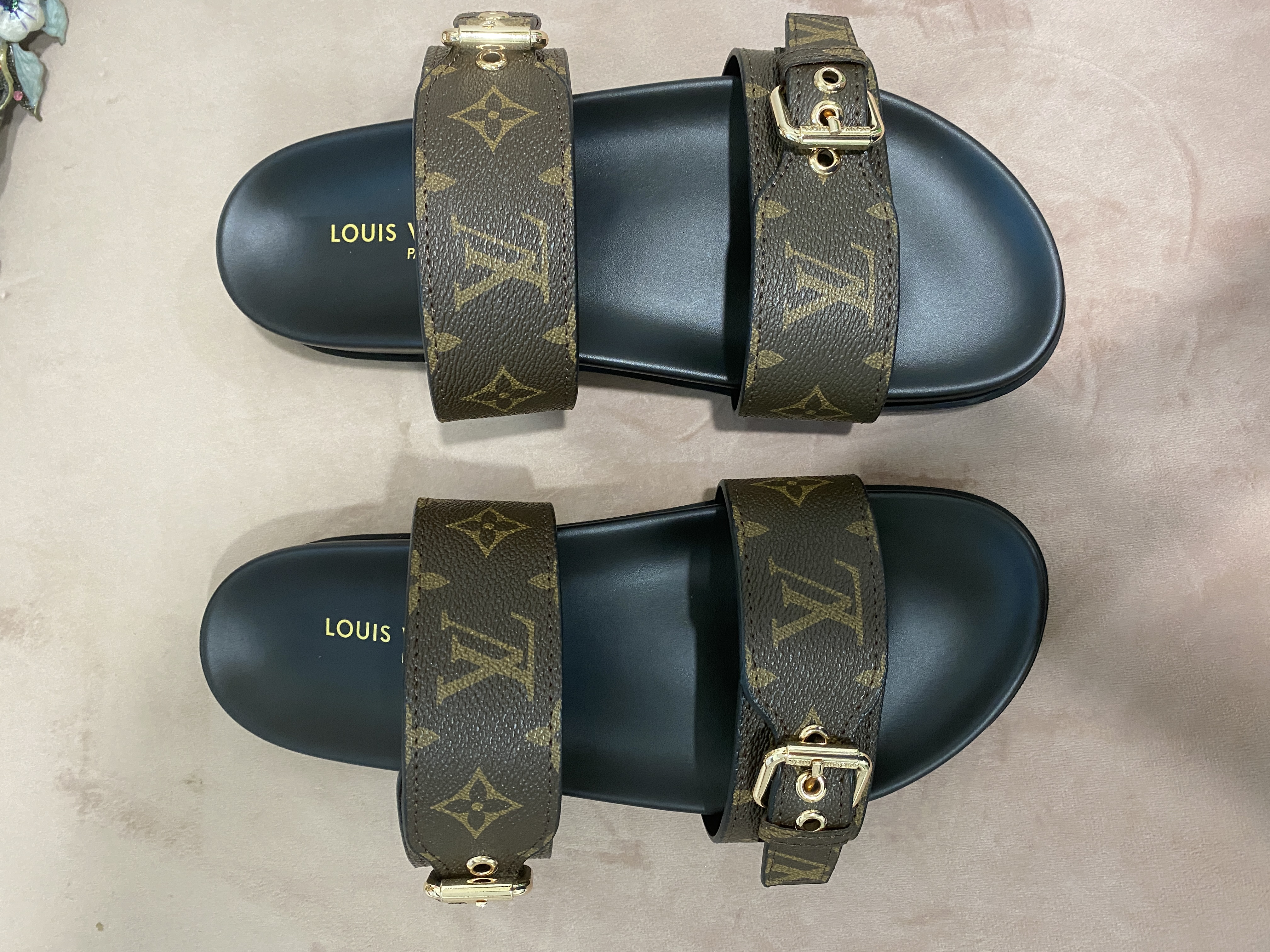[TOP] Louis Vuitton LV L.V Bom Dia Flat Sandals Monogram