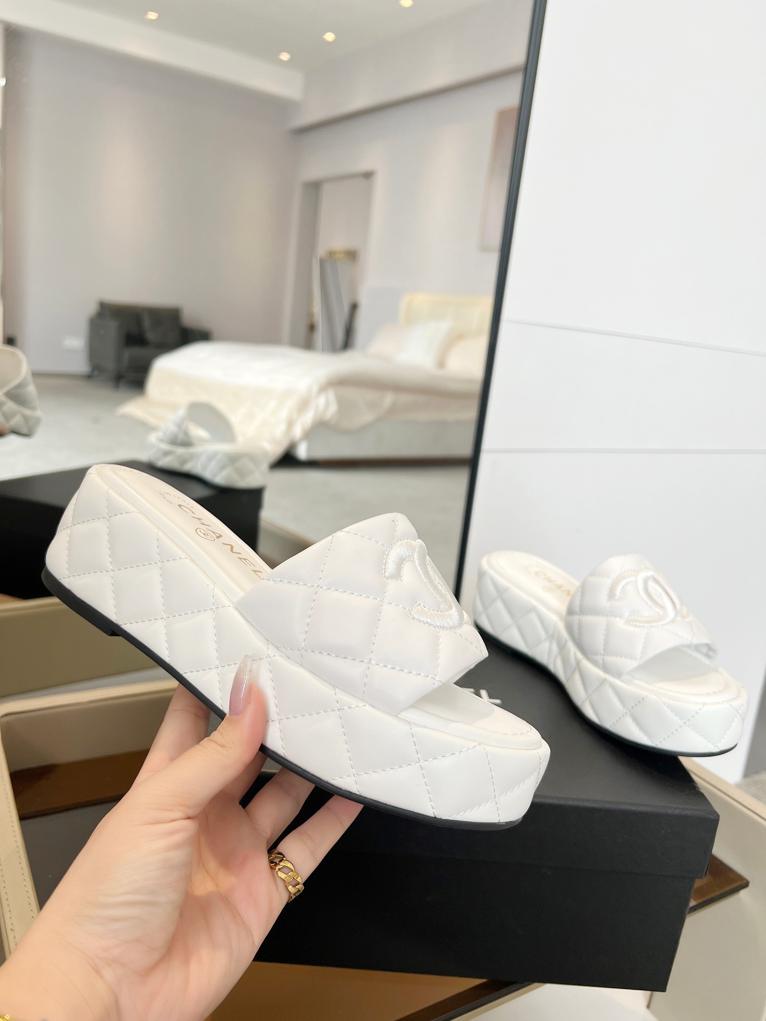 [TOP] CHANEL Lambskin Slippers - White - 711 Luxury