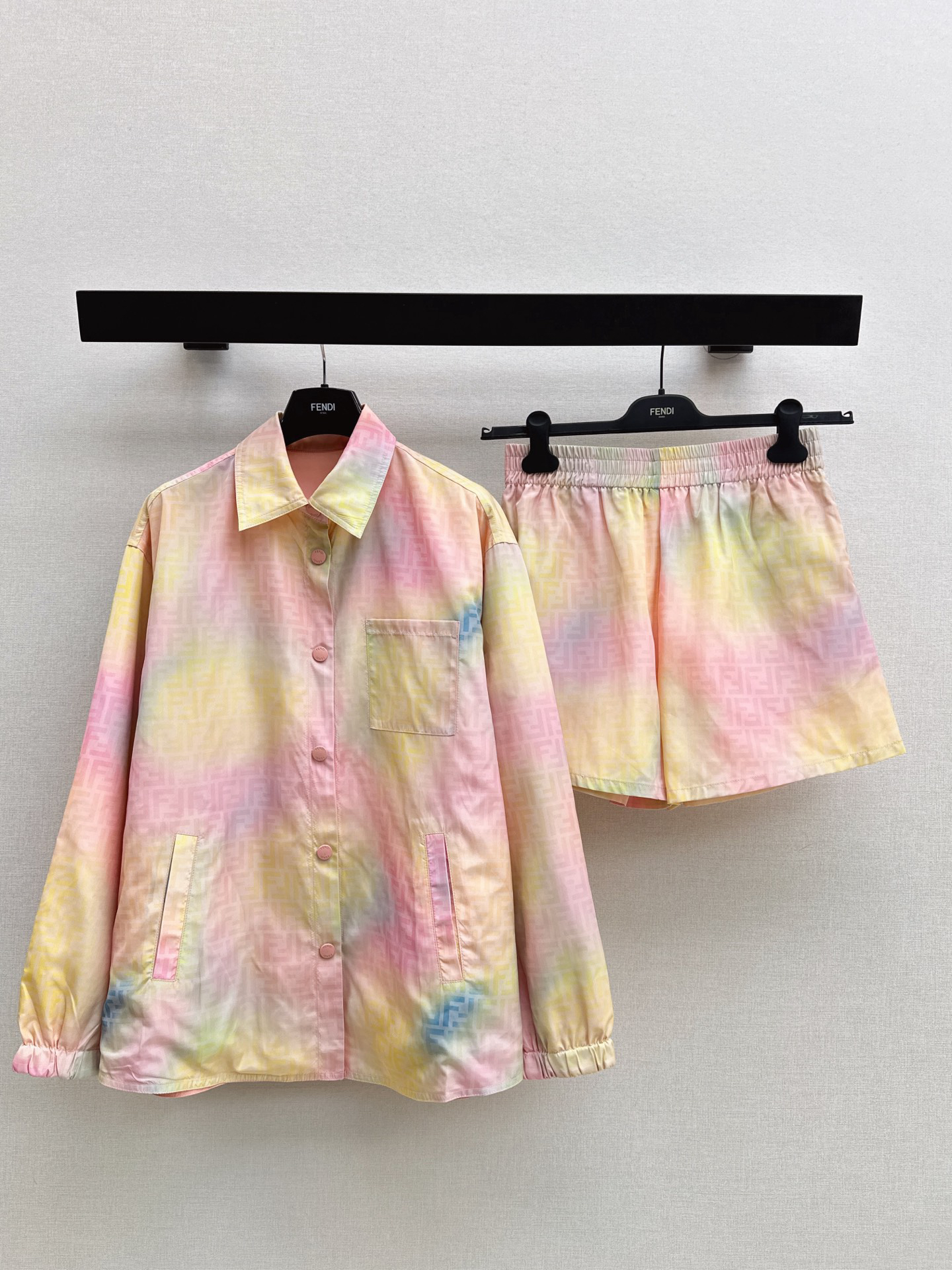 [TOP] FENDI Gradient Color FF Print Collared Shirt + Shorts Set - Pink