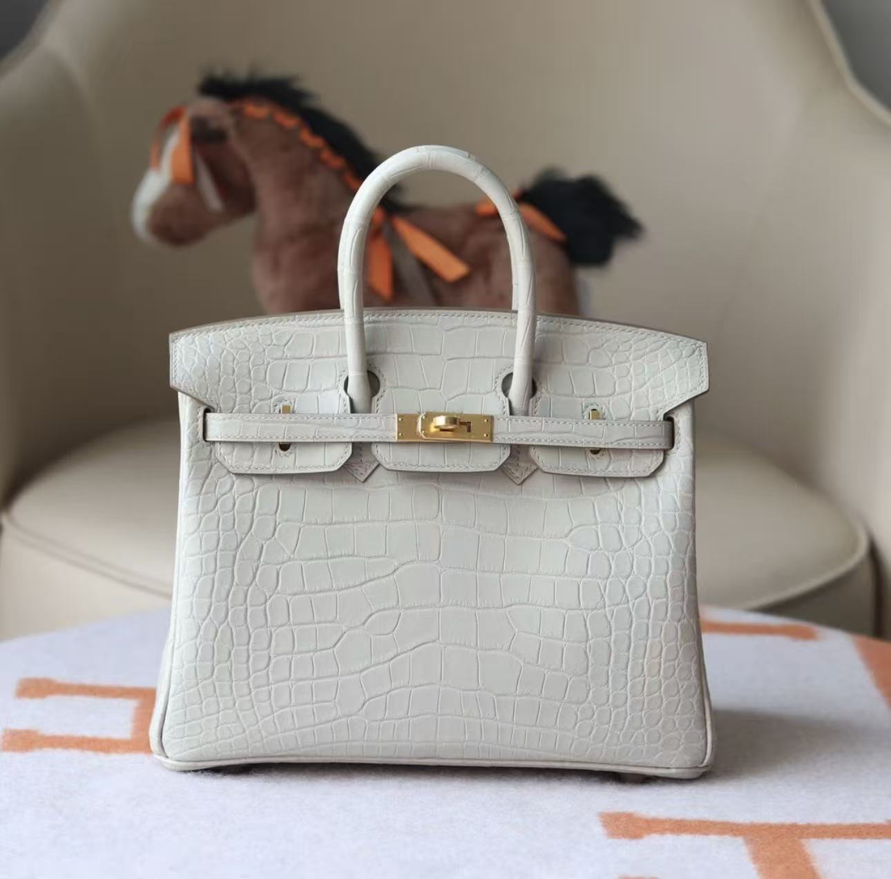 Hermes Birkin platinum bag, white color, glossy crocodile skin, gold clasp, 25cm