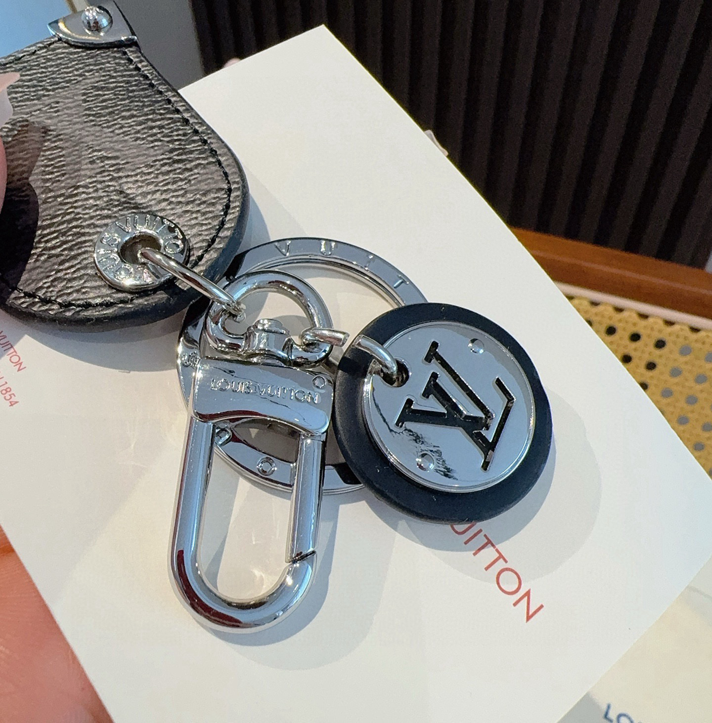 [TOP] Louis Vuitton LV Travel Tag Keychain - Black - 711 Luxury