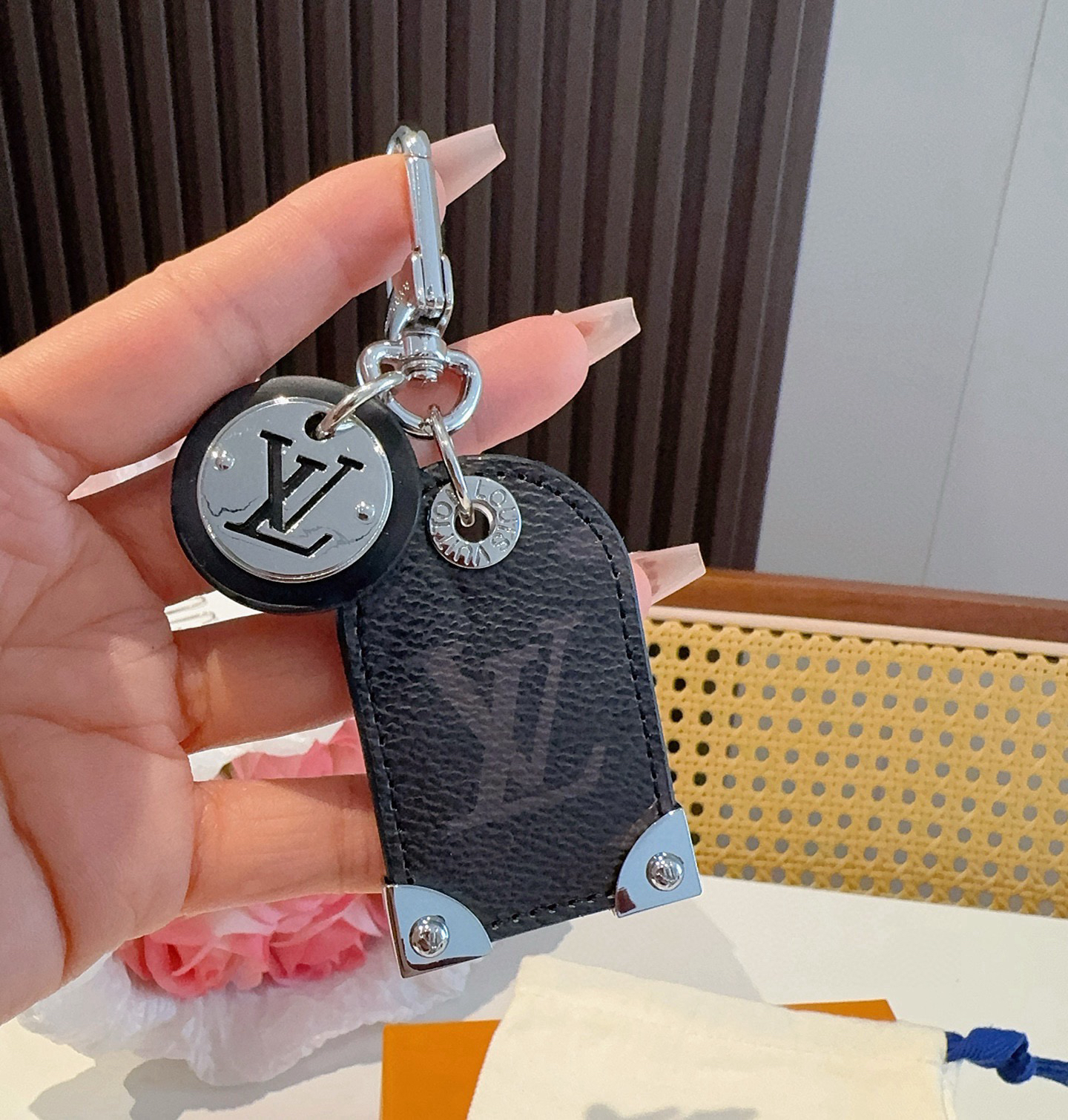 [TOP] Louis Vuitton LV Travel Tag Keychain - Black - 711 Luxury