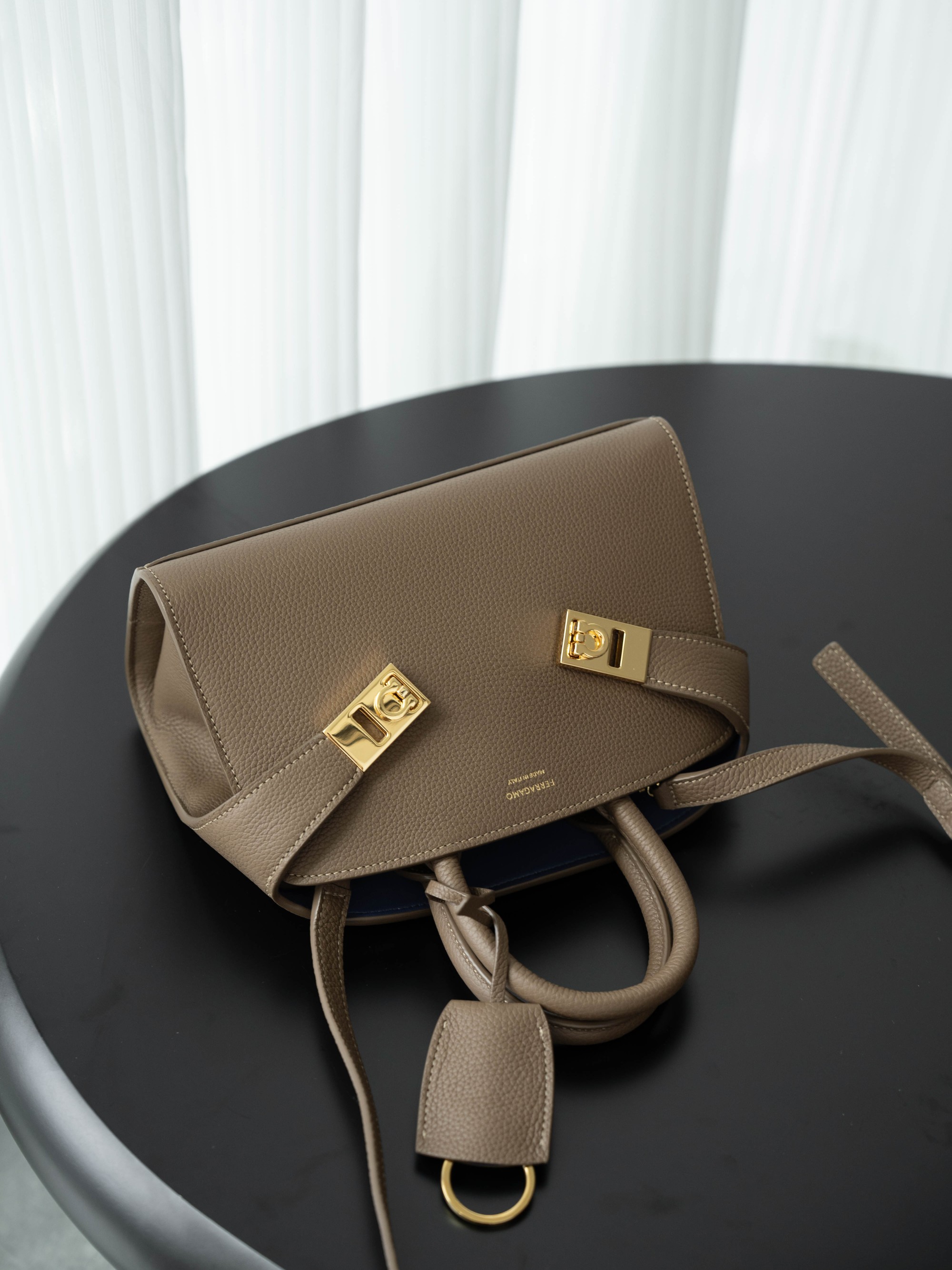[TOP] Ferragamo Hug Bag Calfskin 21cm - Gray - 711 Luxury