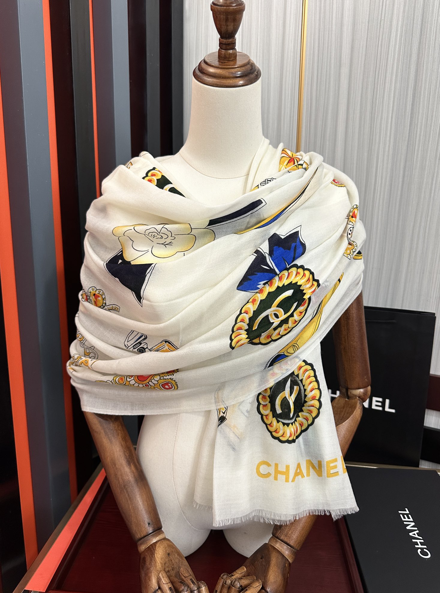 [TOP] CHANEL Scarf 100x200cm - White