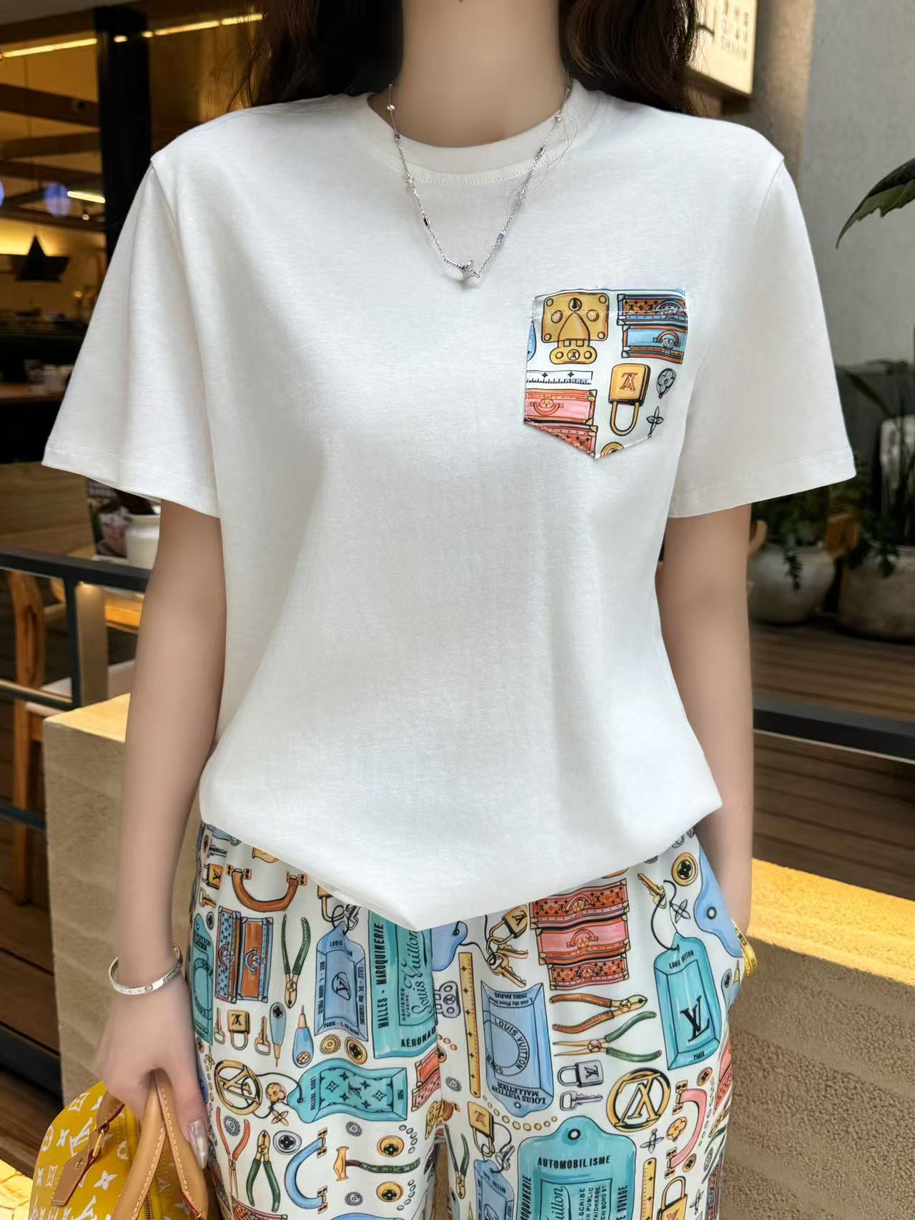[TOP] Louis Vuitton LV Short-Sleeve T-Shirt + Print Pants - White