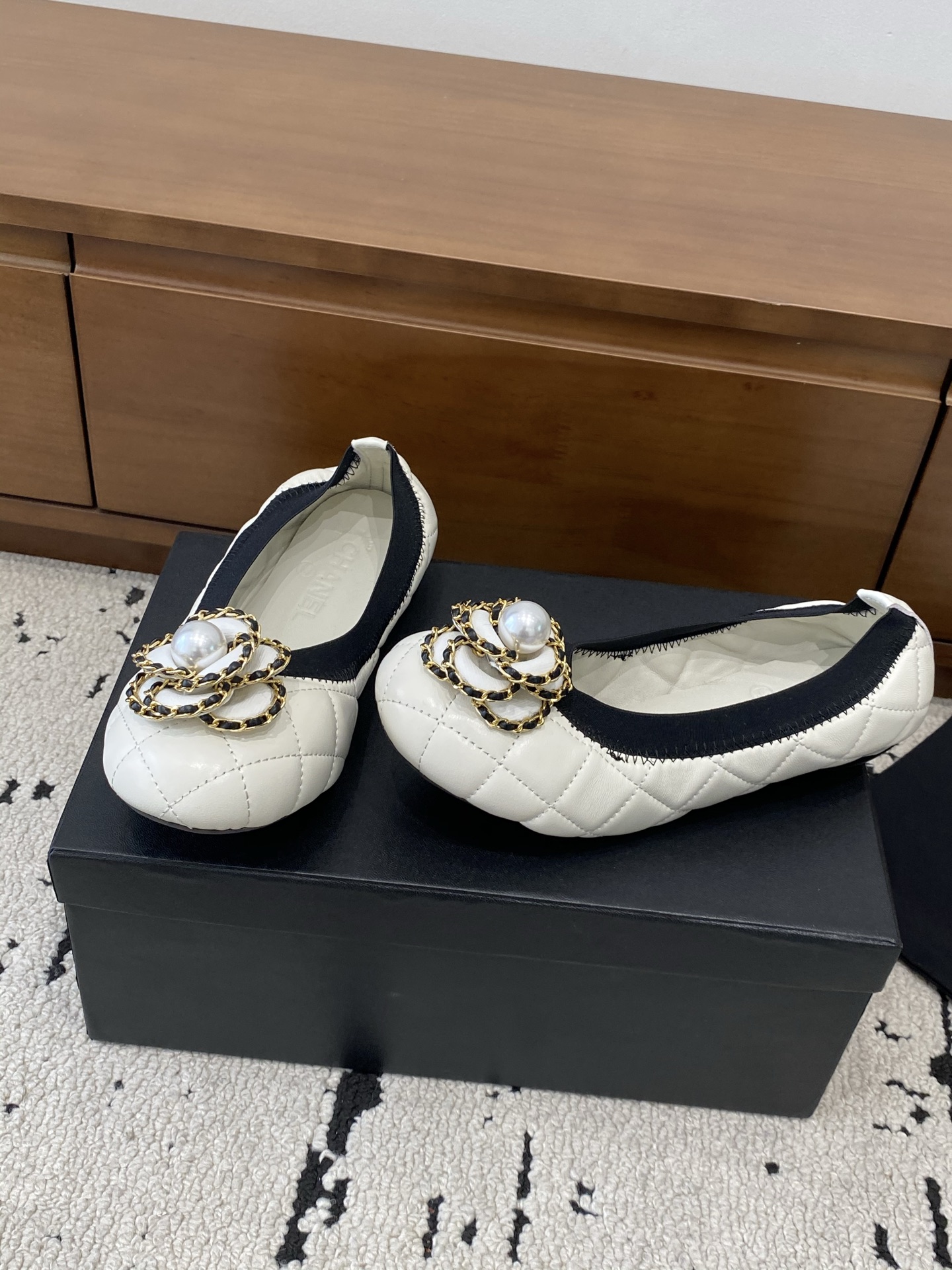 [TOP] CHANEL Flats - White - 711 Luxury