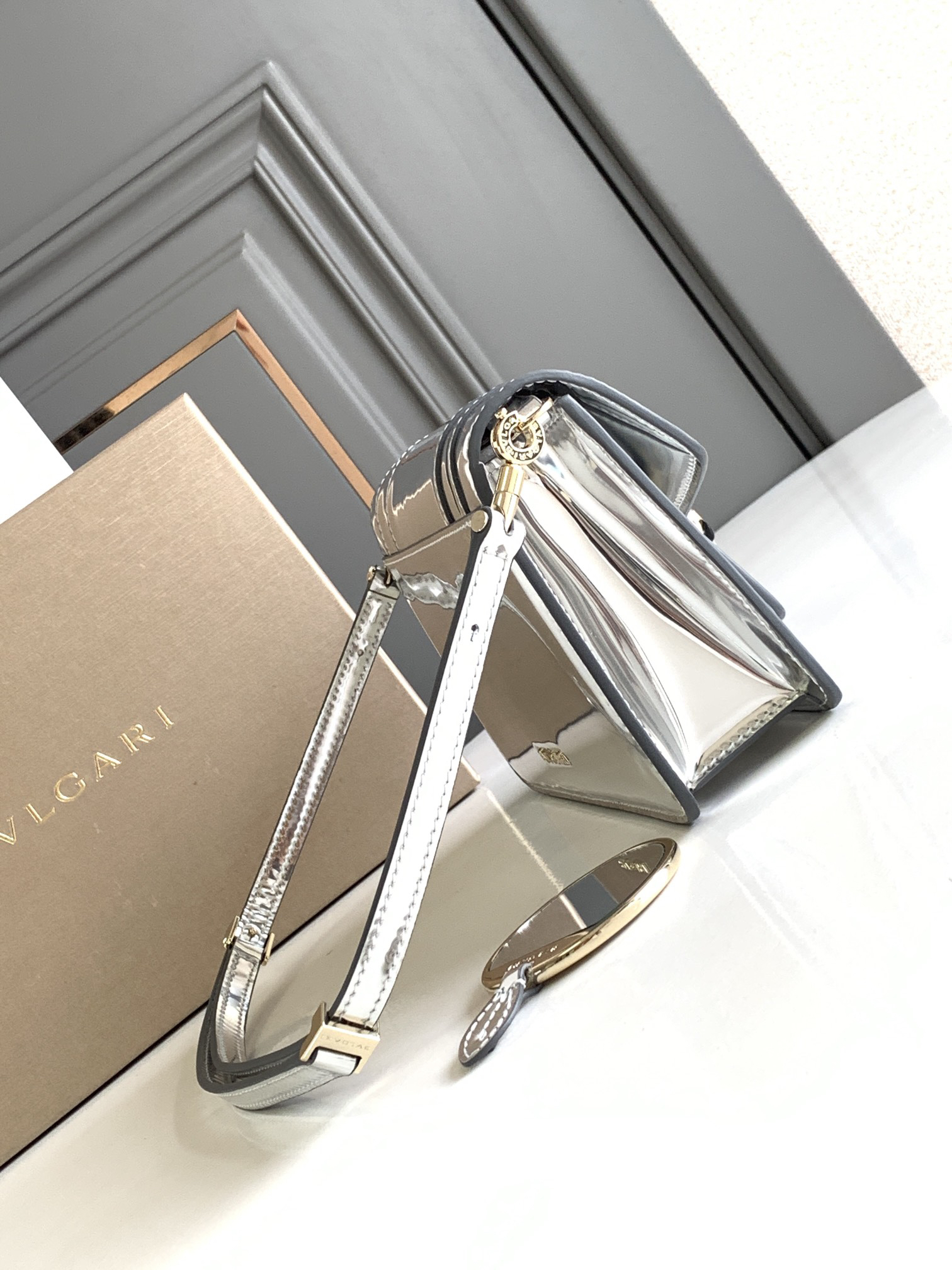 [TOP] BVLGARI Serpenti Forever Eeat-Weat Shoulder Bag Calfskin 22x15x4.5cm - Silver