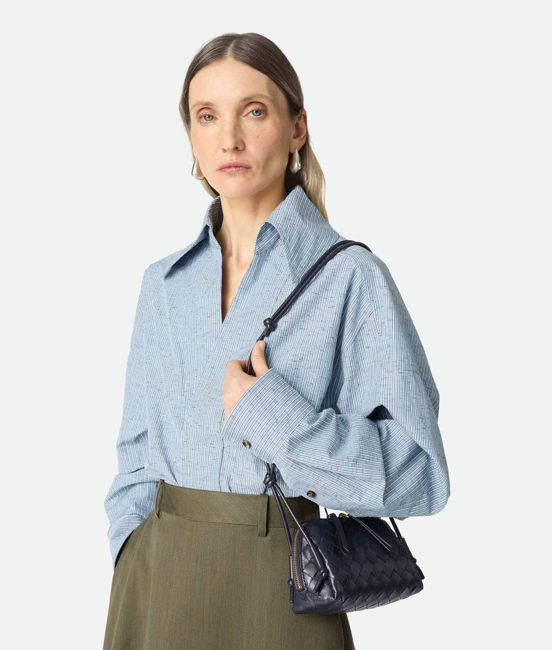 Bottega Veneta Women's Concert Intrecciato Weave Adjustable Tubular Shoulder Strap Sliding Knotted Sheepskin Clutch #332754