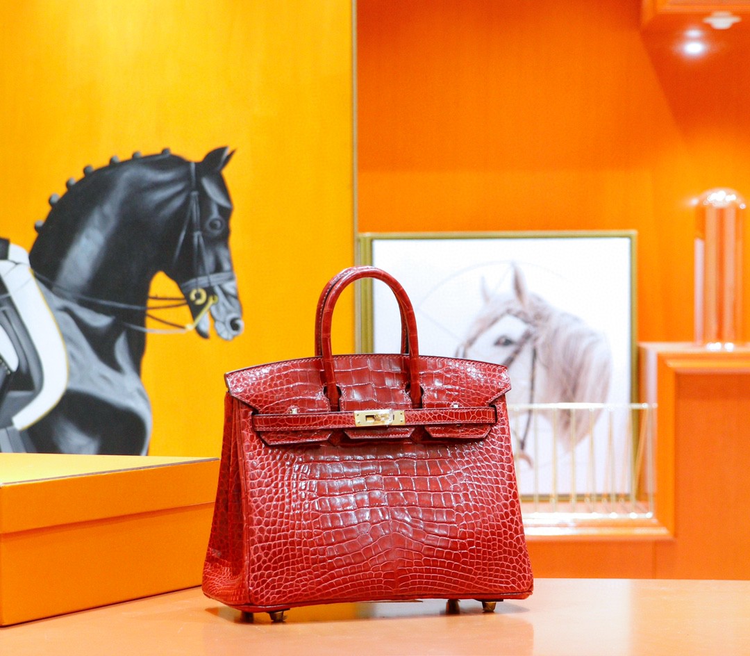 Hermes Birkin platinum bag, bright red color, glossy crocodile skin, gold clasp, 25-30cm long