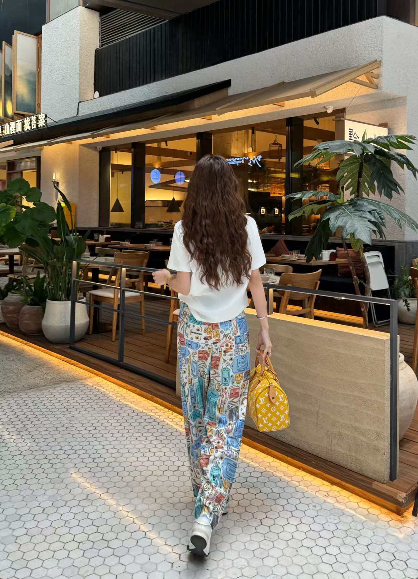 [TOP] Louis Vuitton LV Short-Sleeve T-Shirt + Print Pants - White