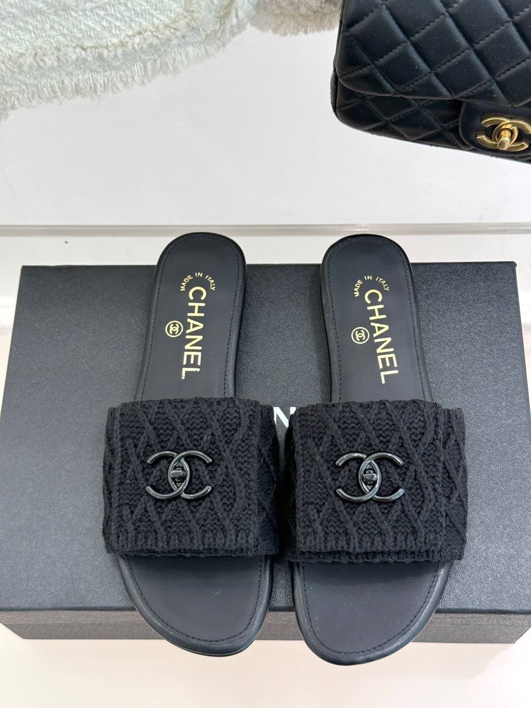 [TOP] CHANEL Flat Sandals - Black