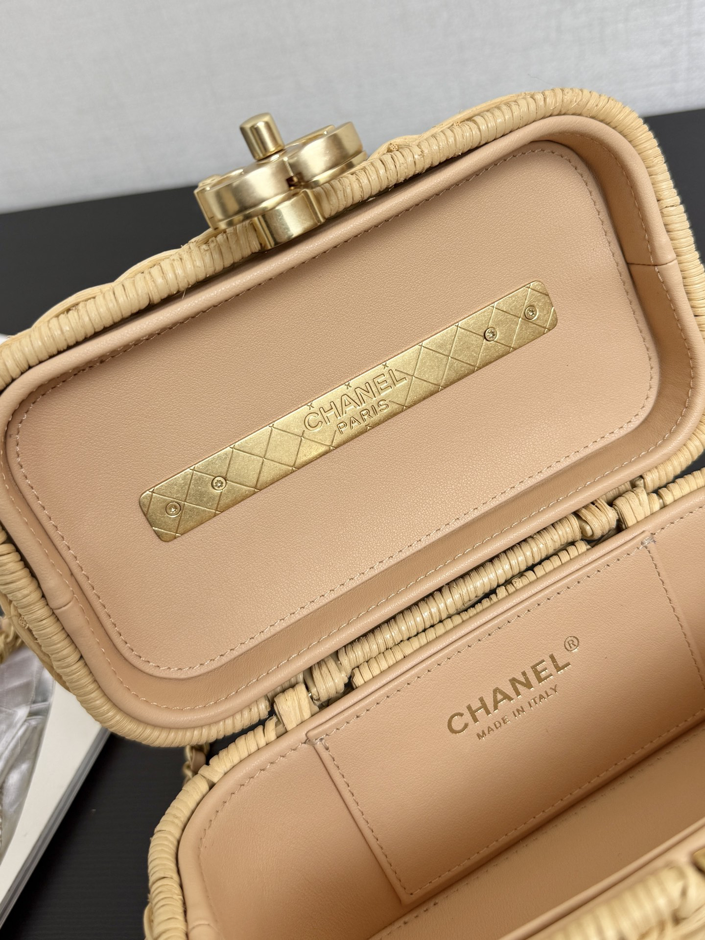 [TOP] CHANEL Bamboo Woven Handle Bag 20x11x12cm - 711 Luxury