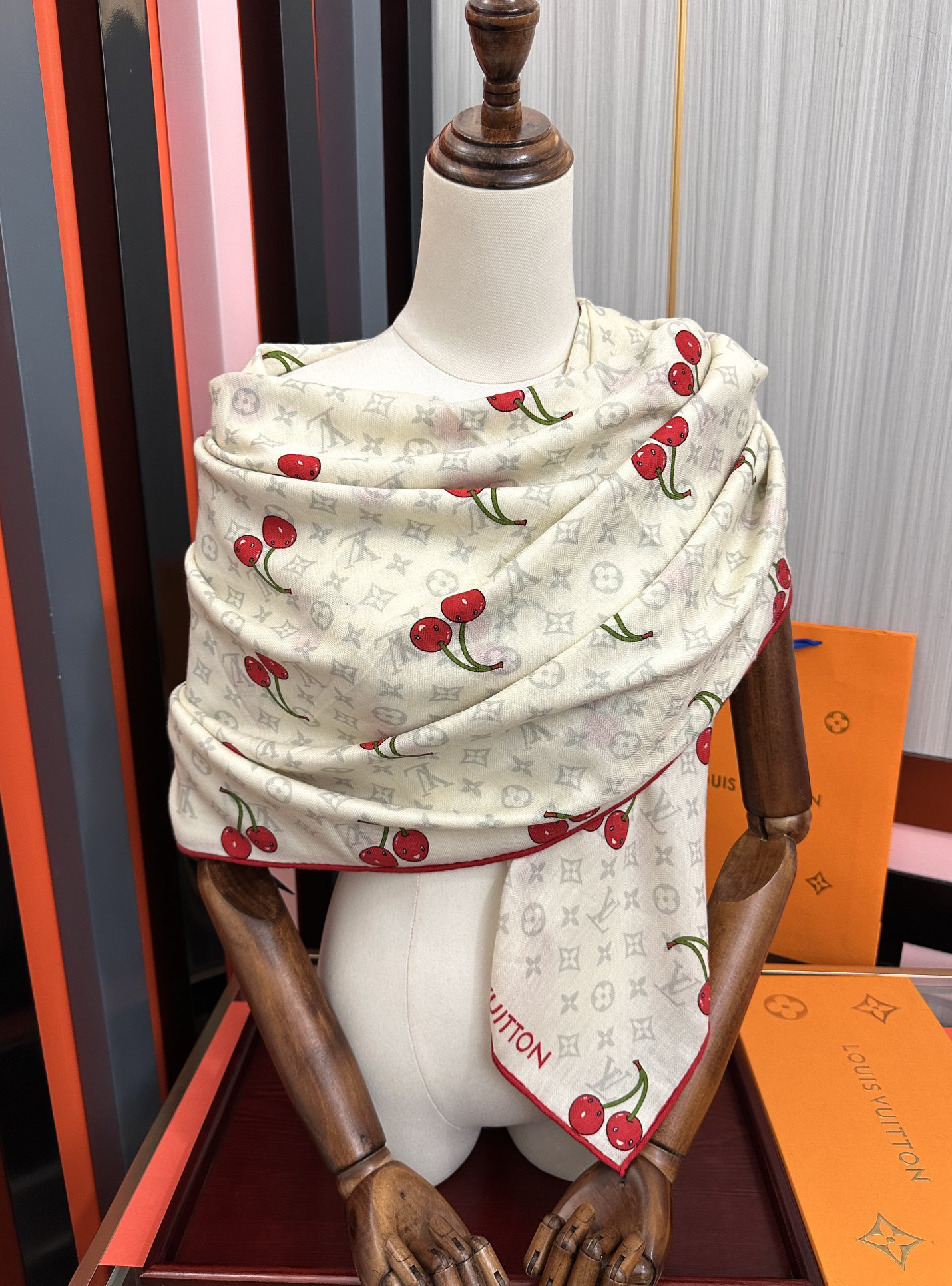 [TOP] Louis Vuitton LV  30% Silk + 70% Cashmere Scarf 140x140 cm - Beige