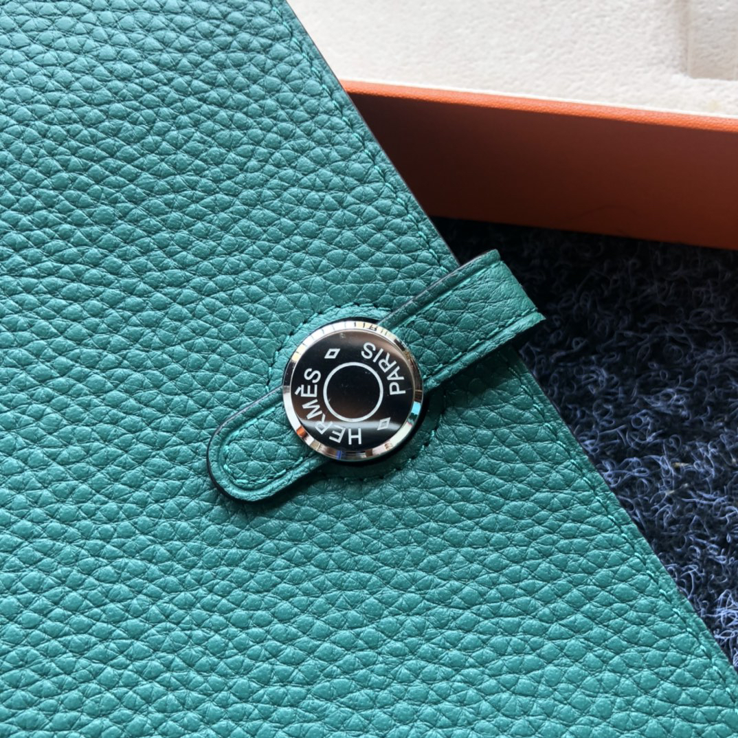 [TOP] HERMES Dogon Passport Holder 15cm - Green