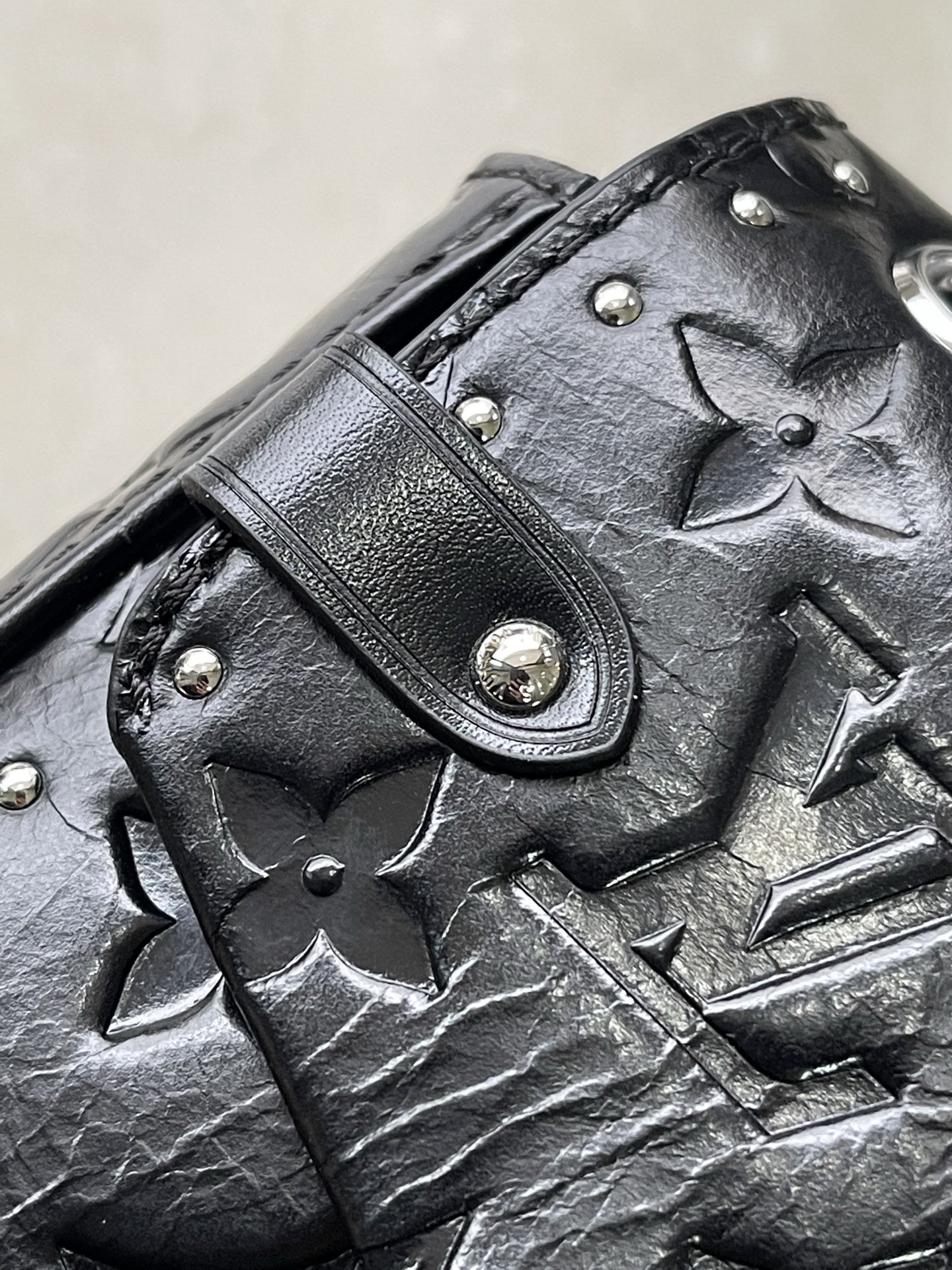 [TOP] Louis Vuitton LV Monogram Saga Trunkie  Bag  27 × 16 × 8 cm - Black