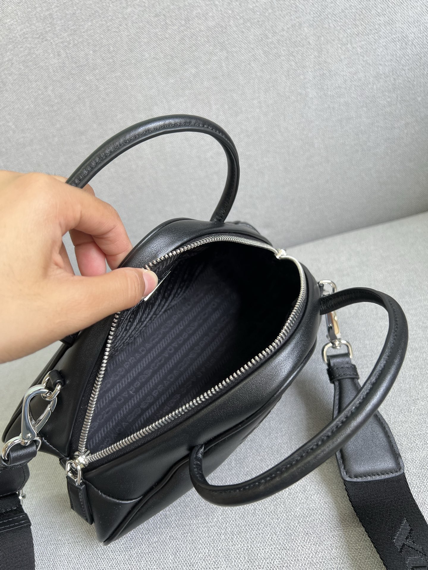 [TOP] PRADA Triangle Top Handle Shoulder Bag 25x14x11cm - Black