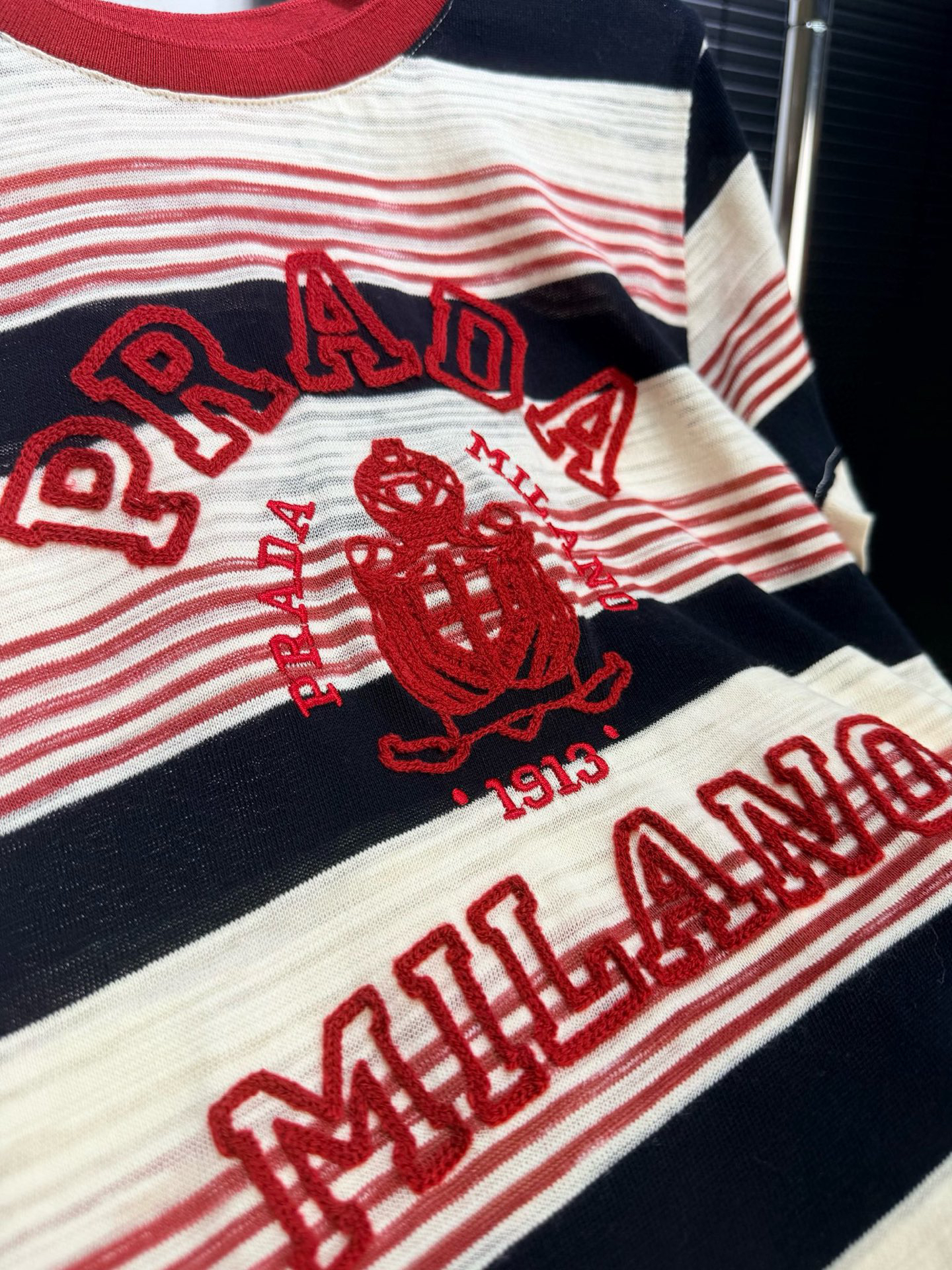 [TOP] PRADA Short-Sleeve Crew Neck T-Shirt - Red/Black